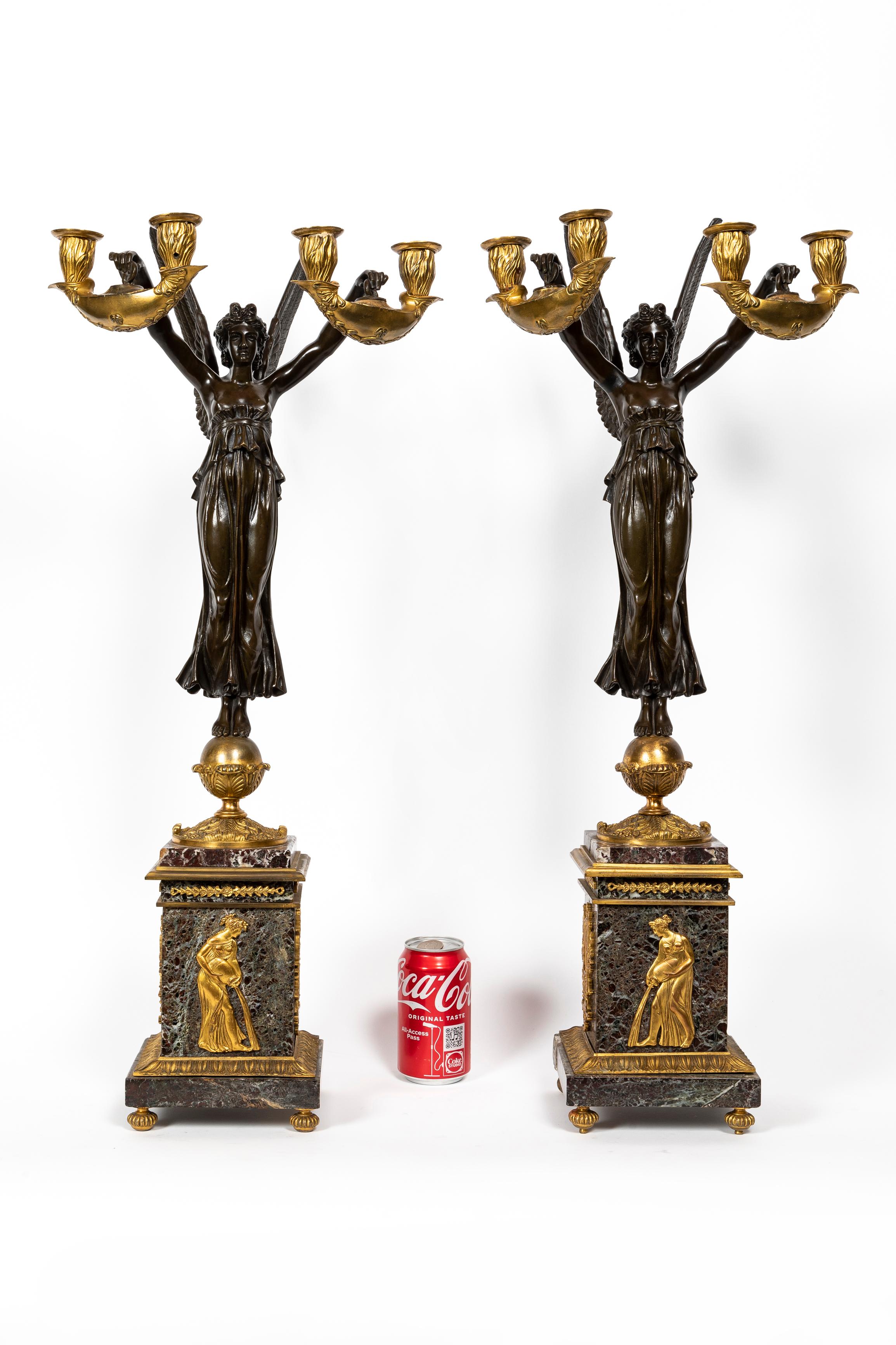 Ein Paar spektakuläre große antike Französisch Empire-Stil vergoldeter Bronze, patinierter Bronze und griotte Marmor figuralen Kandelaber in der neoklassischen Geschmack. Jeder hohe Kandelaber stellt einen stehenden geflügelten Sieg aus patinierter