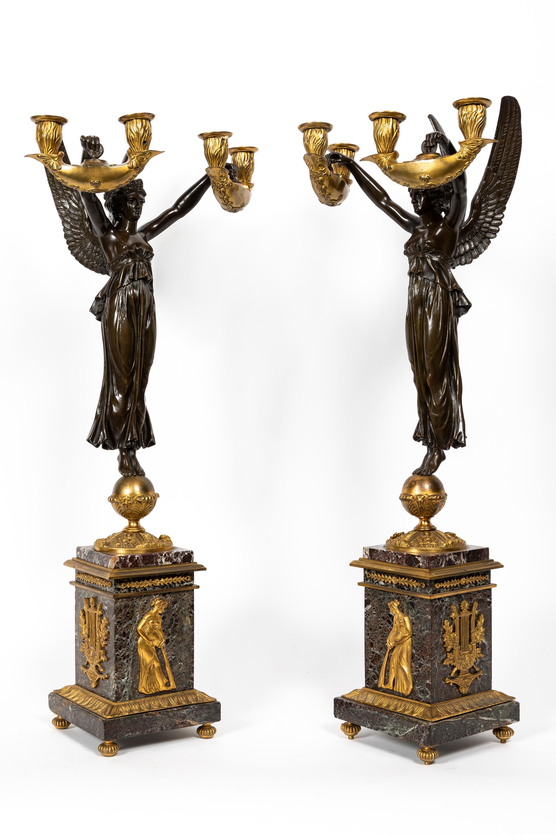 Paar antike französische figurale Kandelaber im Empire-Stil aus patinierter und vergoldeter Bronze (Französisch) im Angebot
