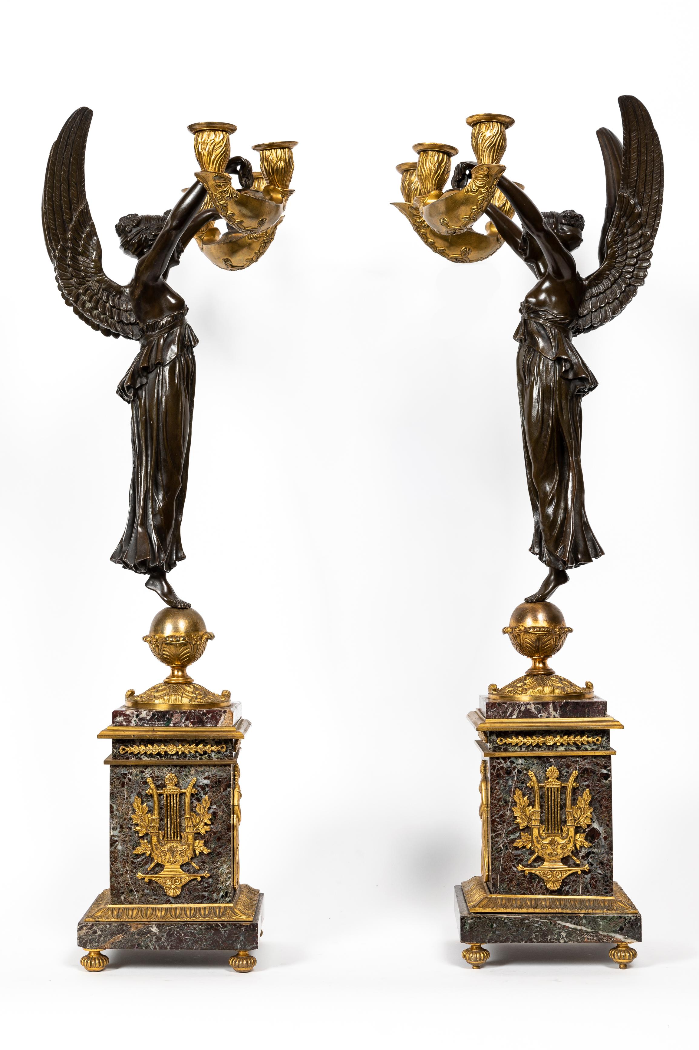 Paar antike französische figurale Kandelaber im Empire-Stil aus patinierter und vergoldeter Bronze (Handgeschnitzt) im Angebot