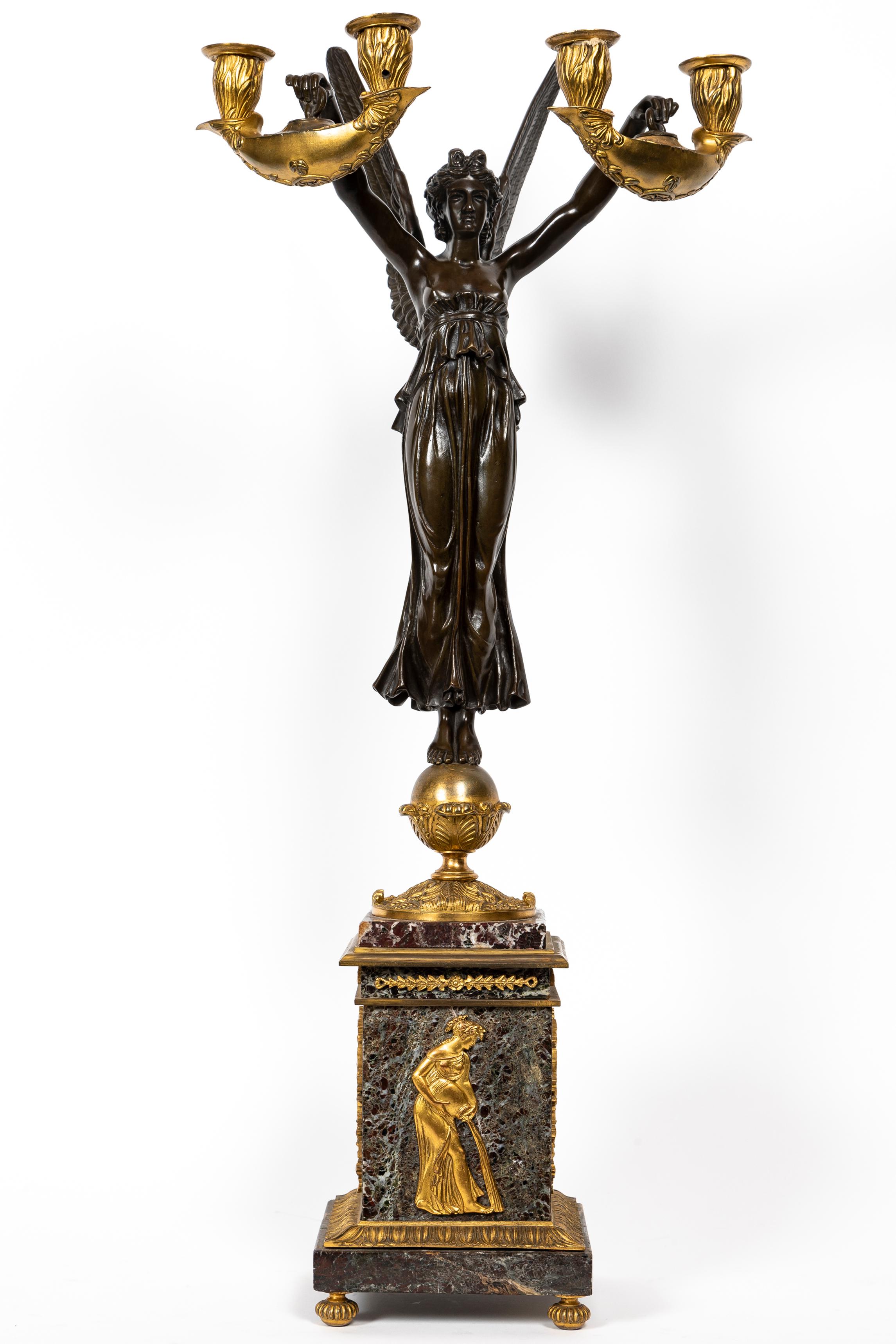 Paar antike französische figurale Kandelaber im Empire-Stil aus patinierter und vergoldeter Bronze im Zustand „Gut“ im Angebot in New York, NY