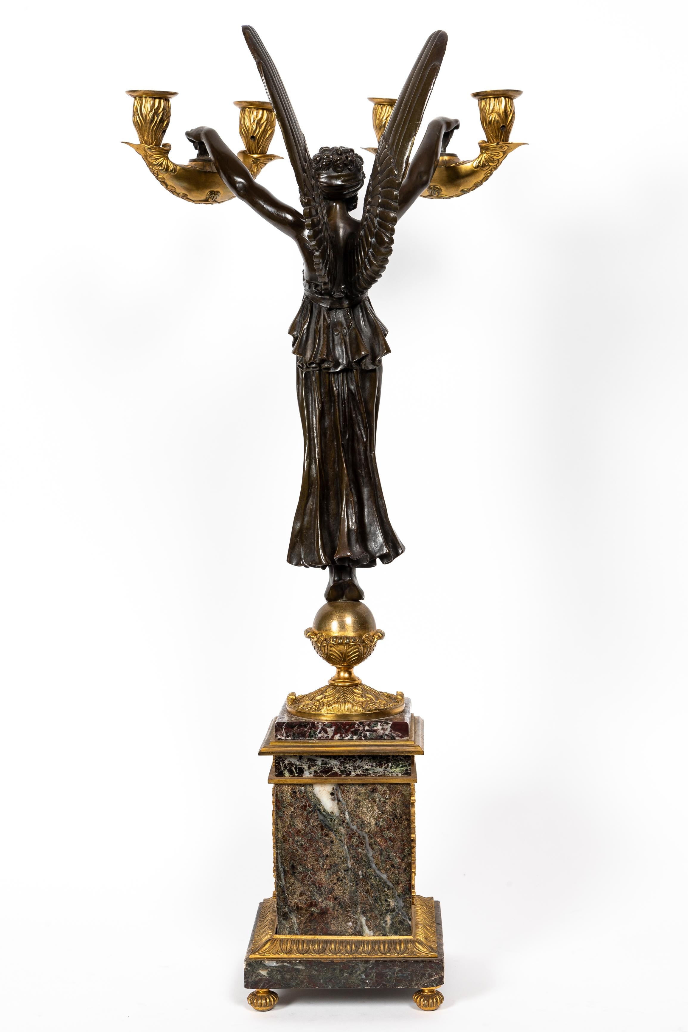 Paar antike französische figurale Kandelaber im Empire-Stil aus patinierter und vergoldeter Bronze (19. Jahrhundert) im Angebot