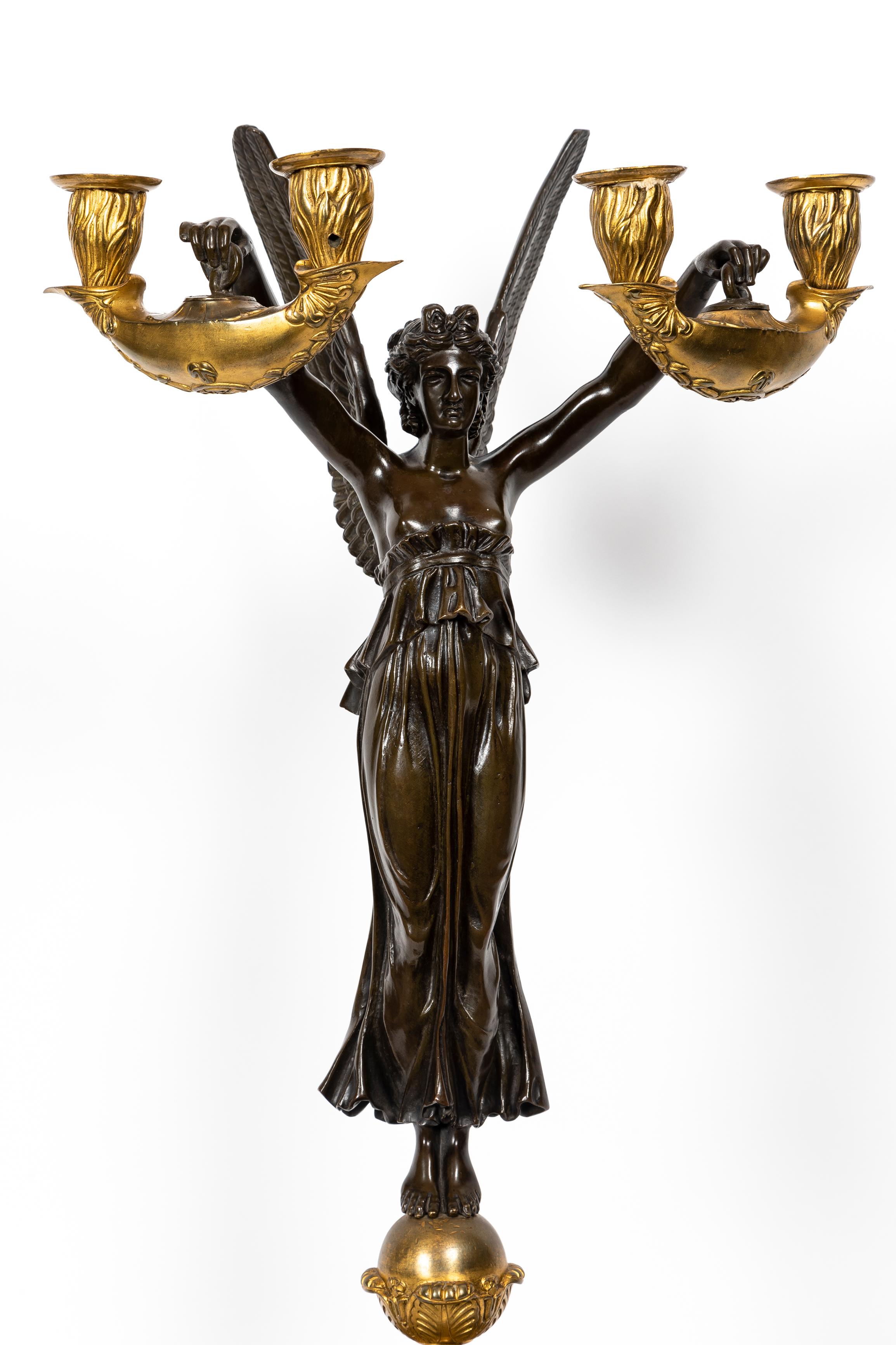 Paar antike französische figurale Kandelaber im Empire-Stil aus patinierter und vergoldeter Bronze im Angebot 1