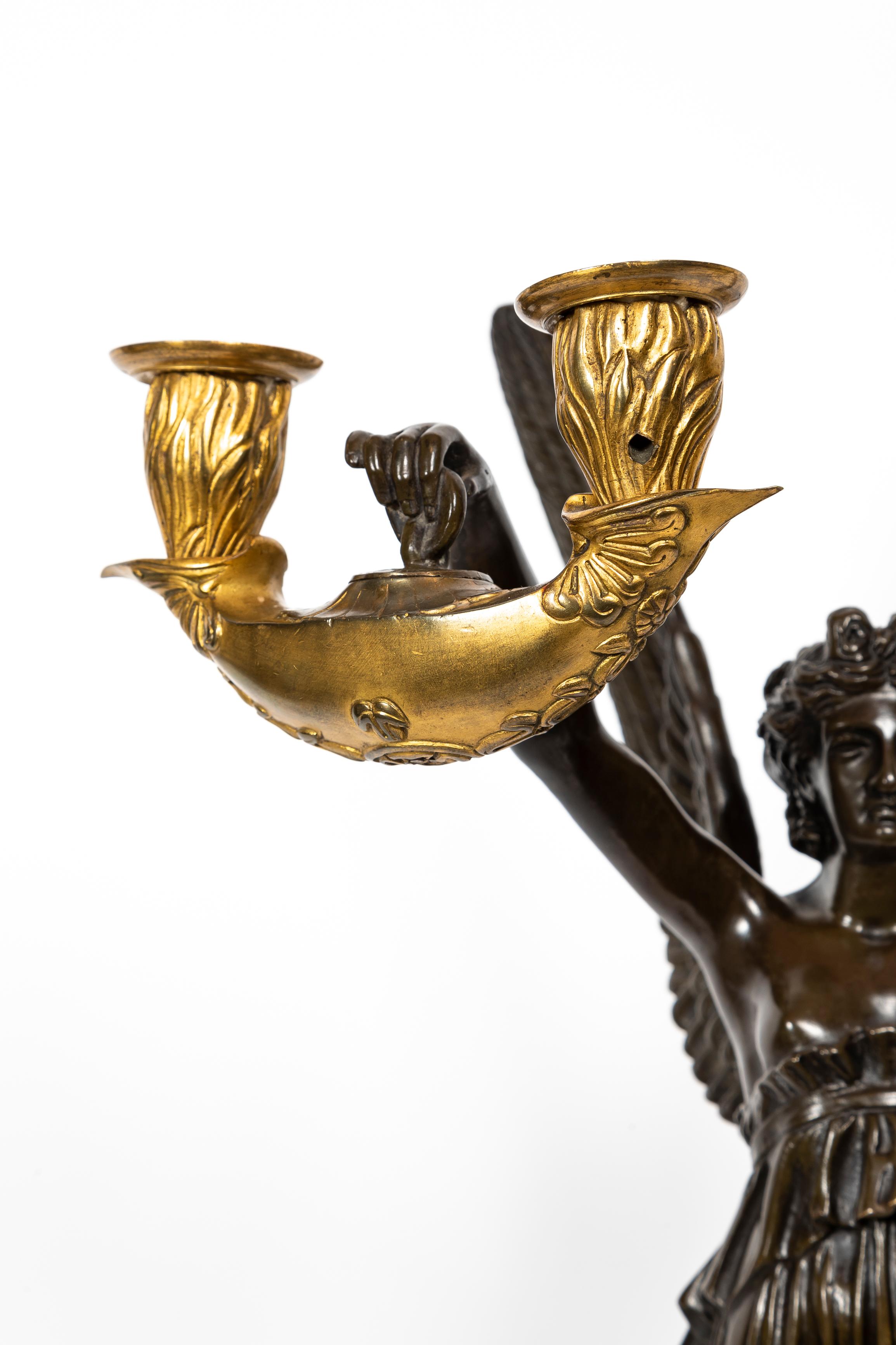 Paar antike französische figurale Kandelaber im Empire-Stil aus patinierter und vergoldeter Bronze im Angebot 2
