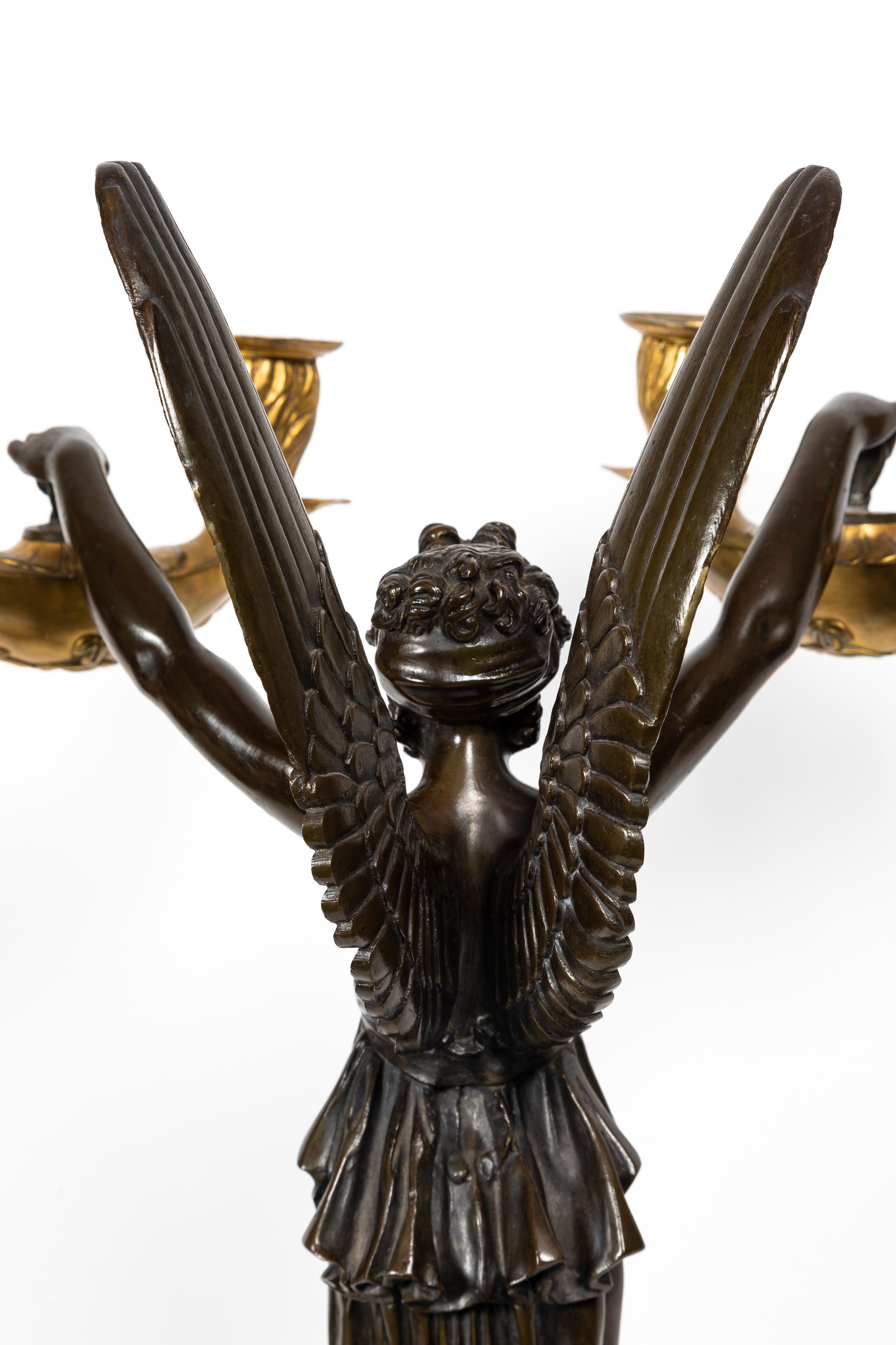 Paar antike französische figurale Kandelaber im Empire-Stil aus patinierter und vergoldeter Bronze im Angebot 3
