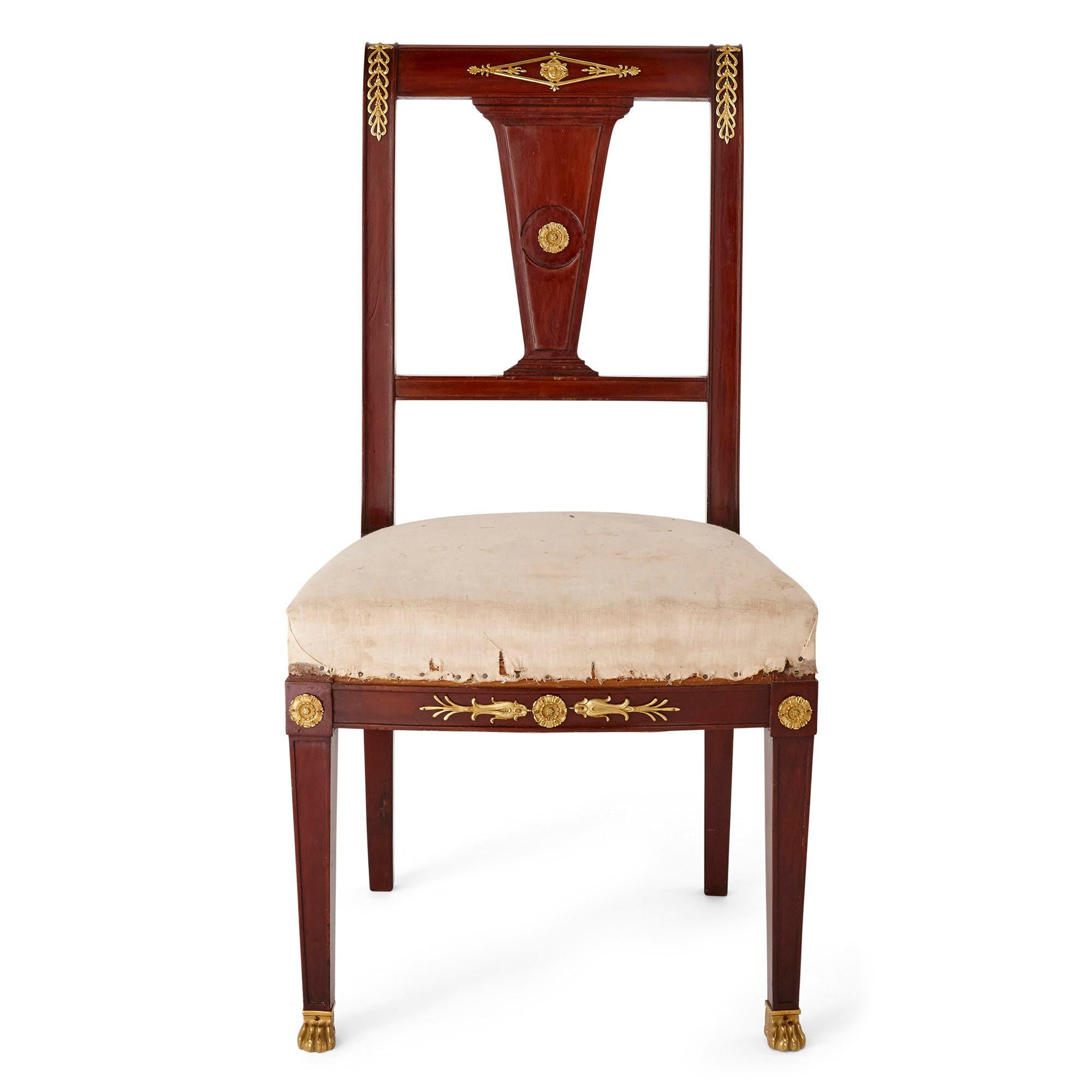 Paar antike französische Stühle im Empire-Stil aus Mahagoni und vergoldeter Bronze im Zustand „Gut“ im Angebot in London, GB
