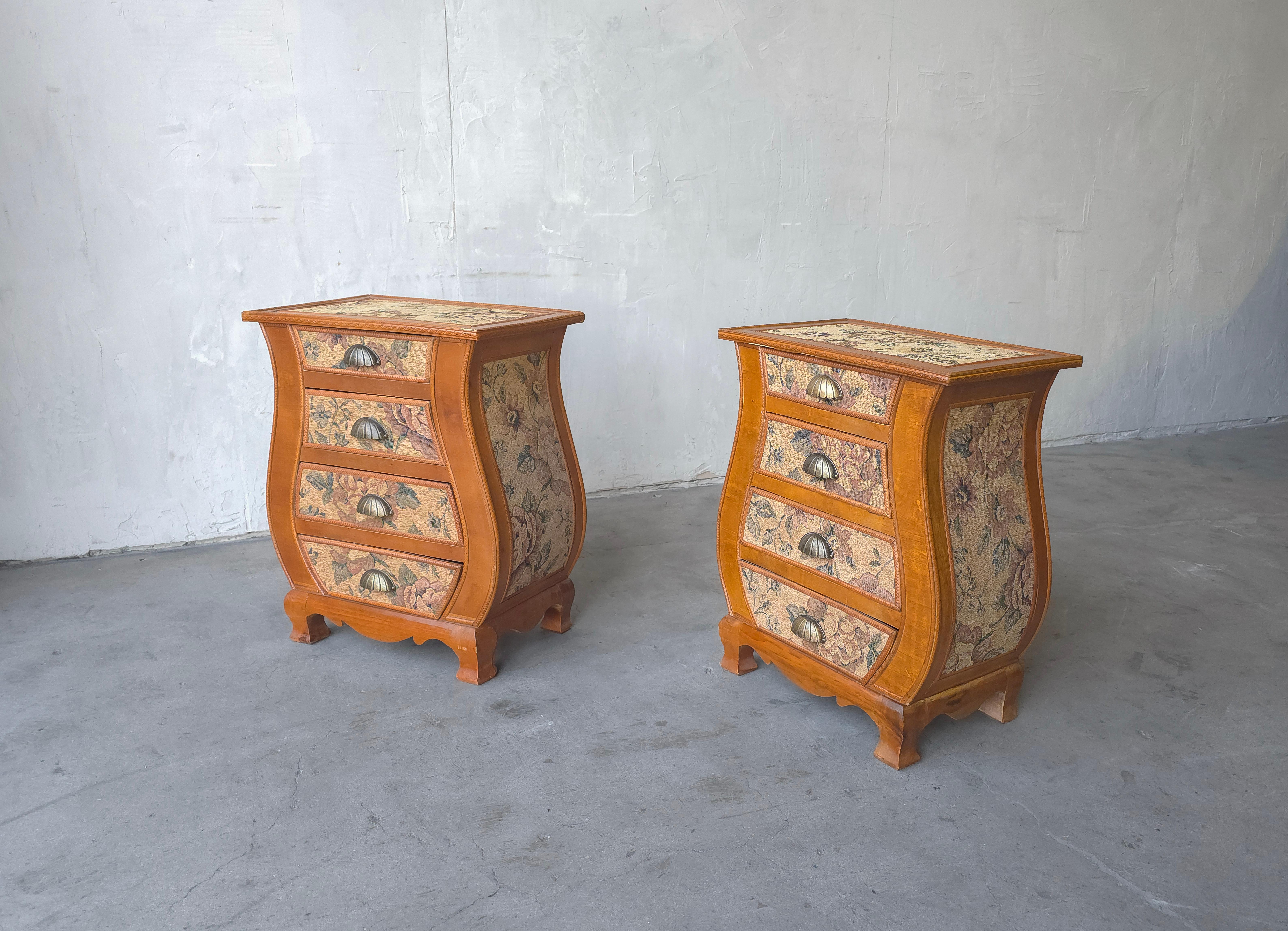 Antica coppia di comodini o piccole cassapanche in bombe.  Rivestite in un bellissimo tessuto arazzo, hanno un'atmosfera molto French Country.  Ci sono 4 cassetti foderati in velluto con tiretti a conchiglia.

Unici e di tendenza, non riesco a