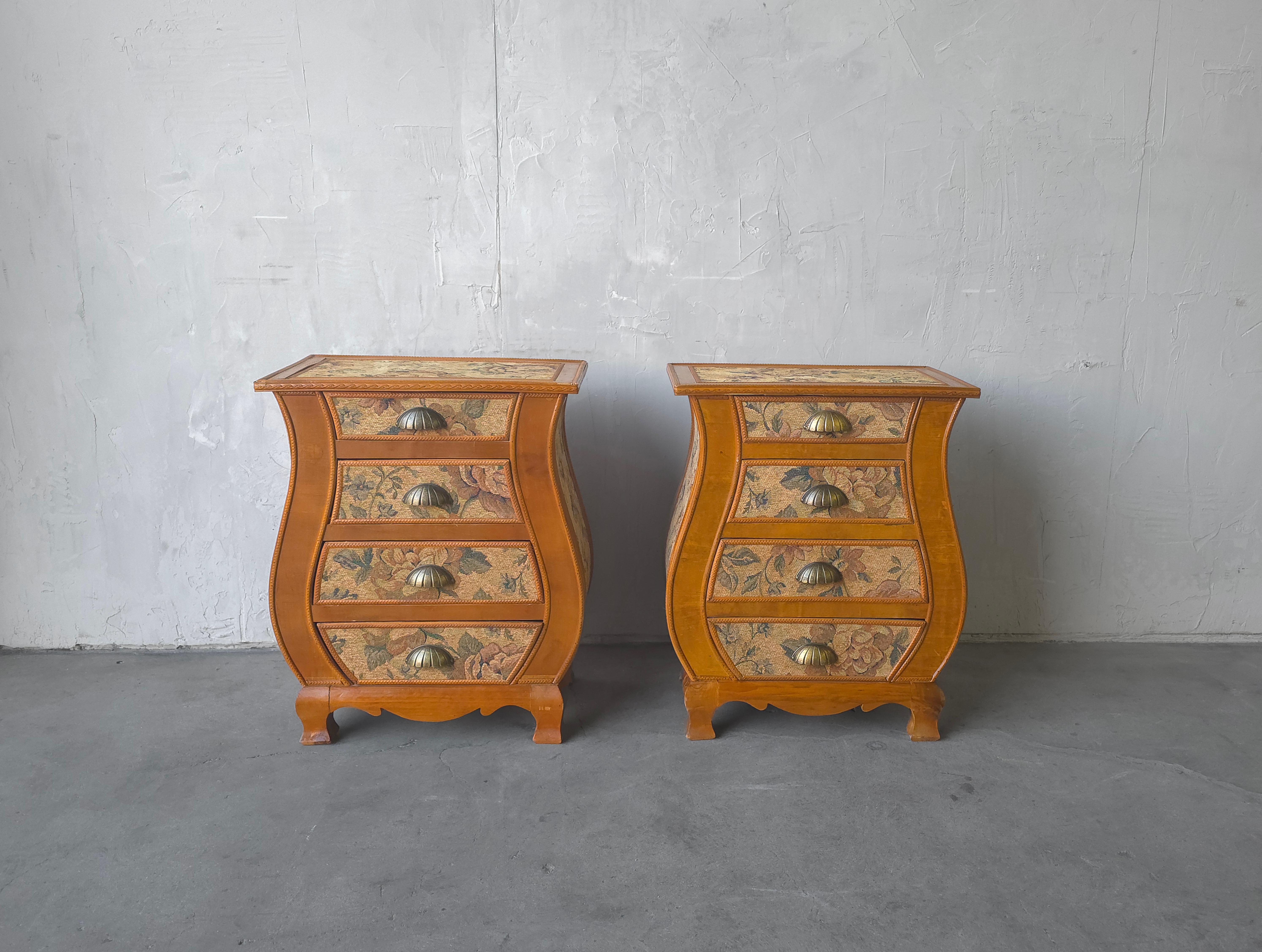 Country Coppia di Comodini con arazzo di Antique French European in vendita