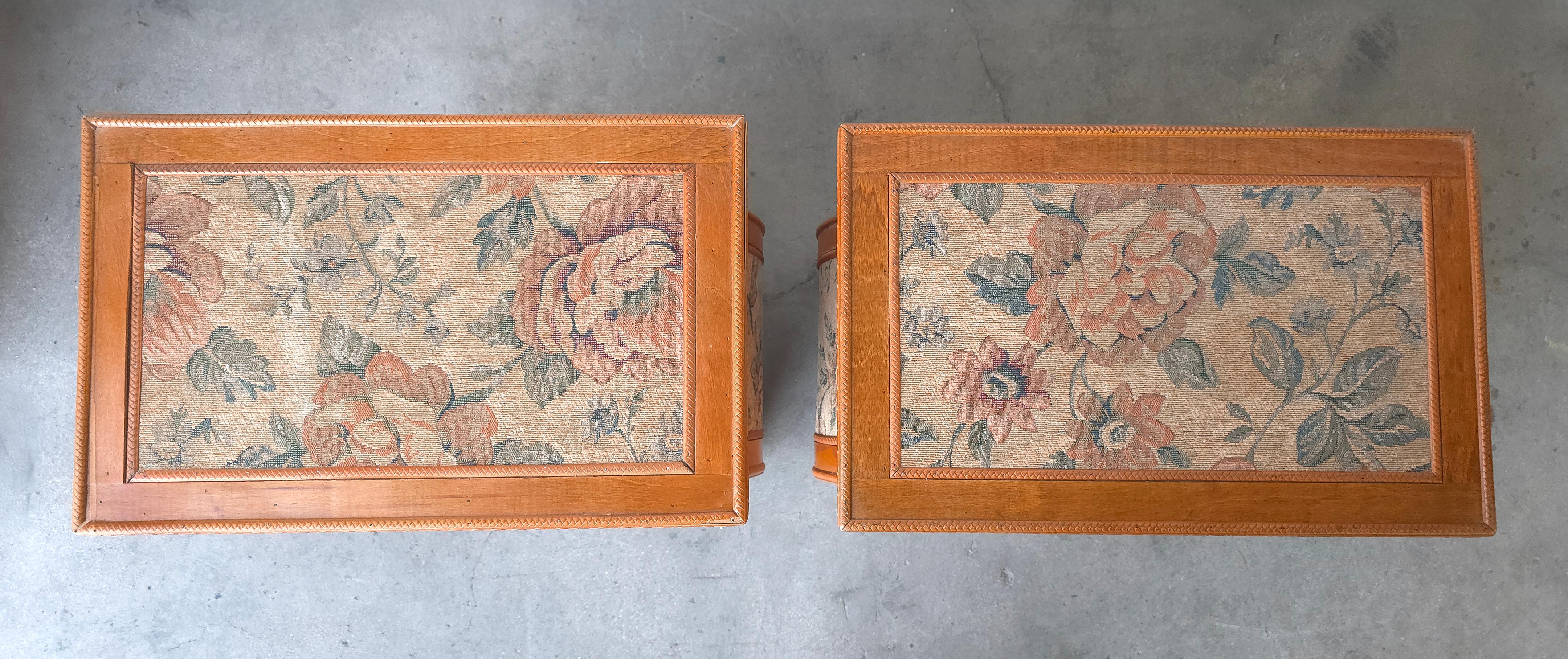 Arazzo Coppia di Comodini con arazzo di Antique French European in vendita