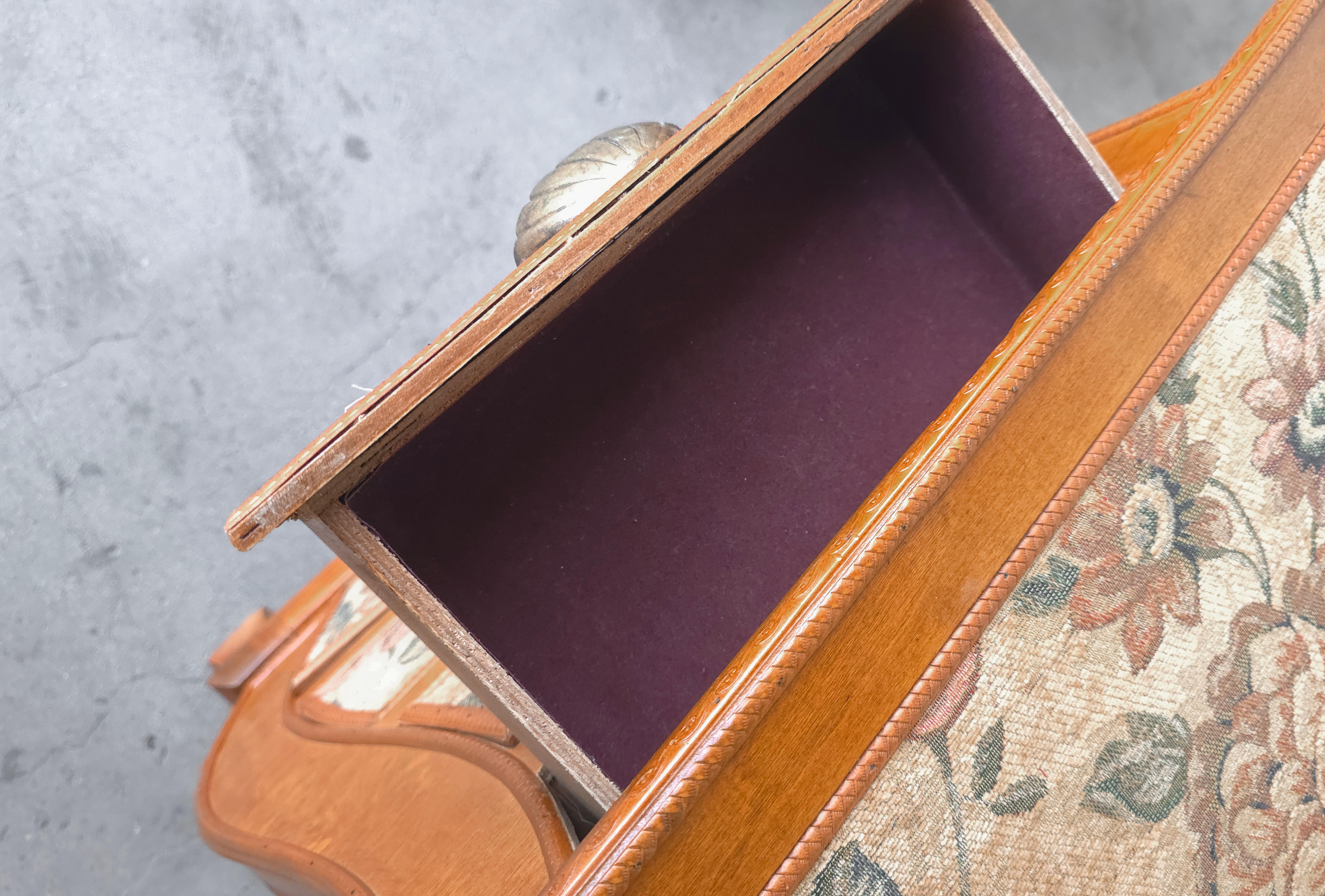 Coppia di Comodini con arazzo di Antique French European in vendita 1