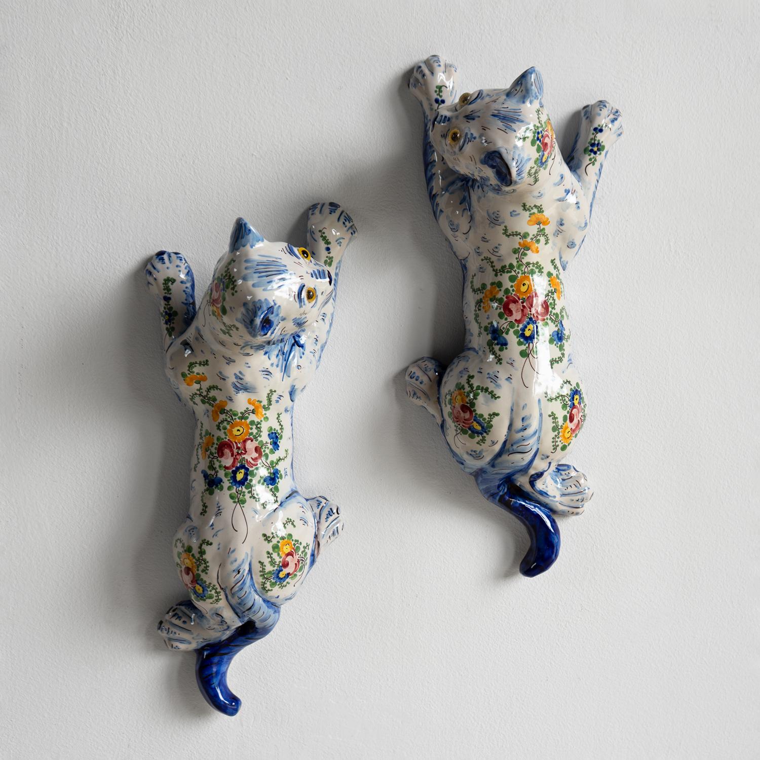Pareja De Antiguos Bolsillos De Pared De Fayenza Francesa Para Gatos, Principios Siglo XX Arte popular en venta