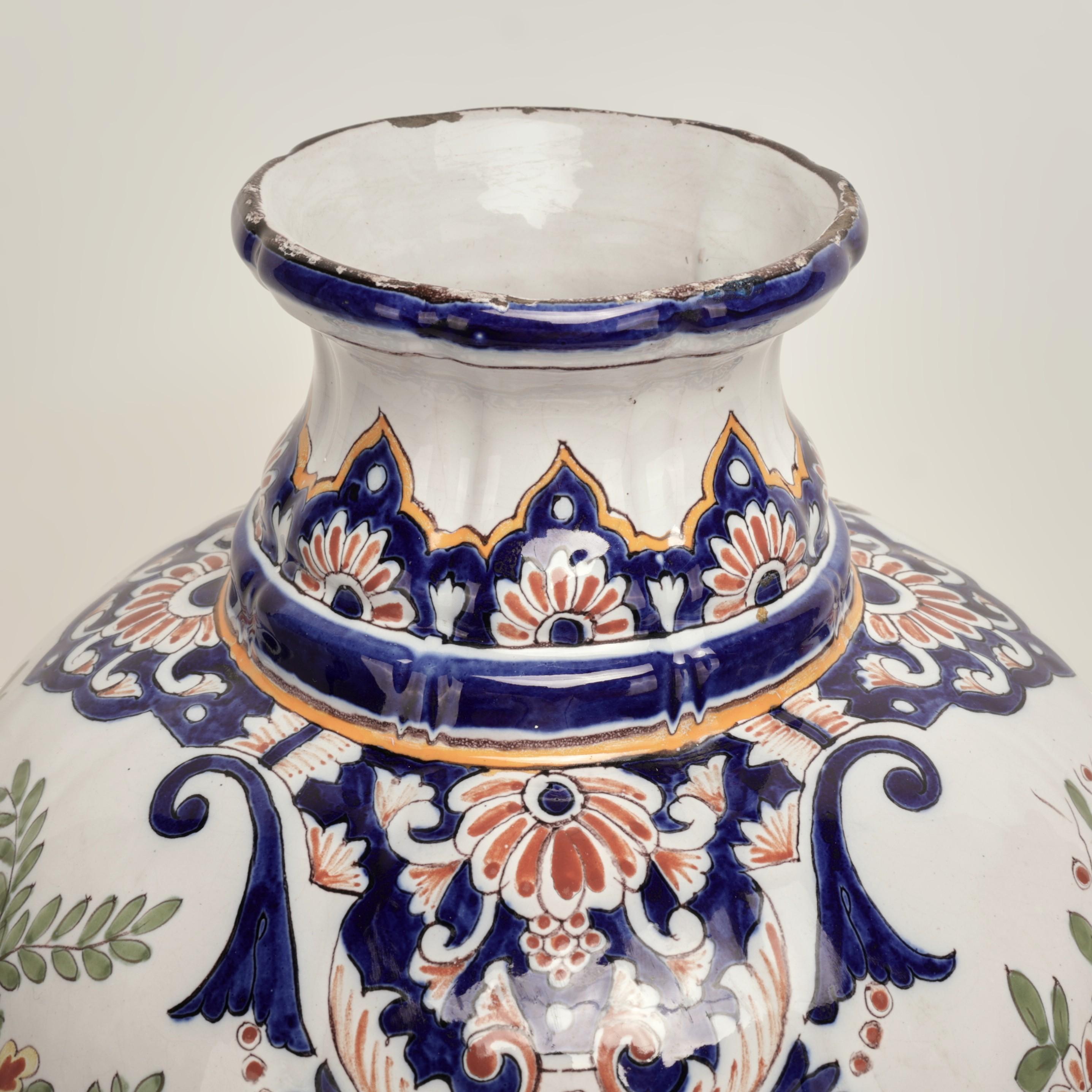 Pair of Antique French Faience Earthenware Lidded Urns in vendita 4