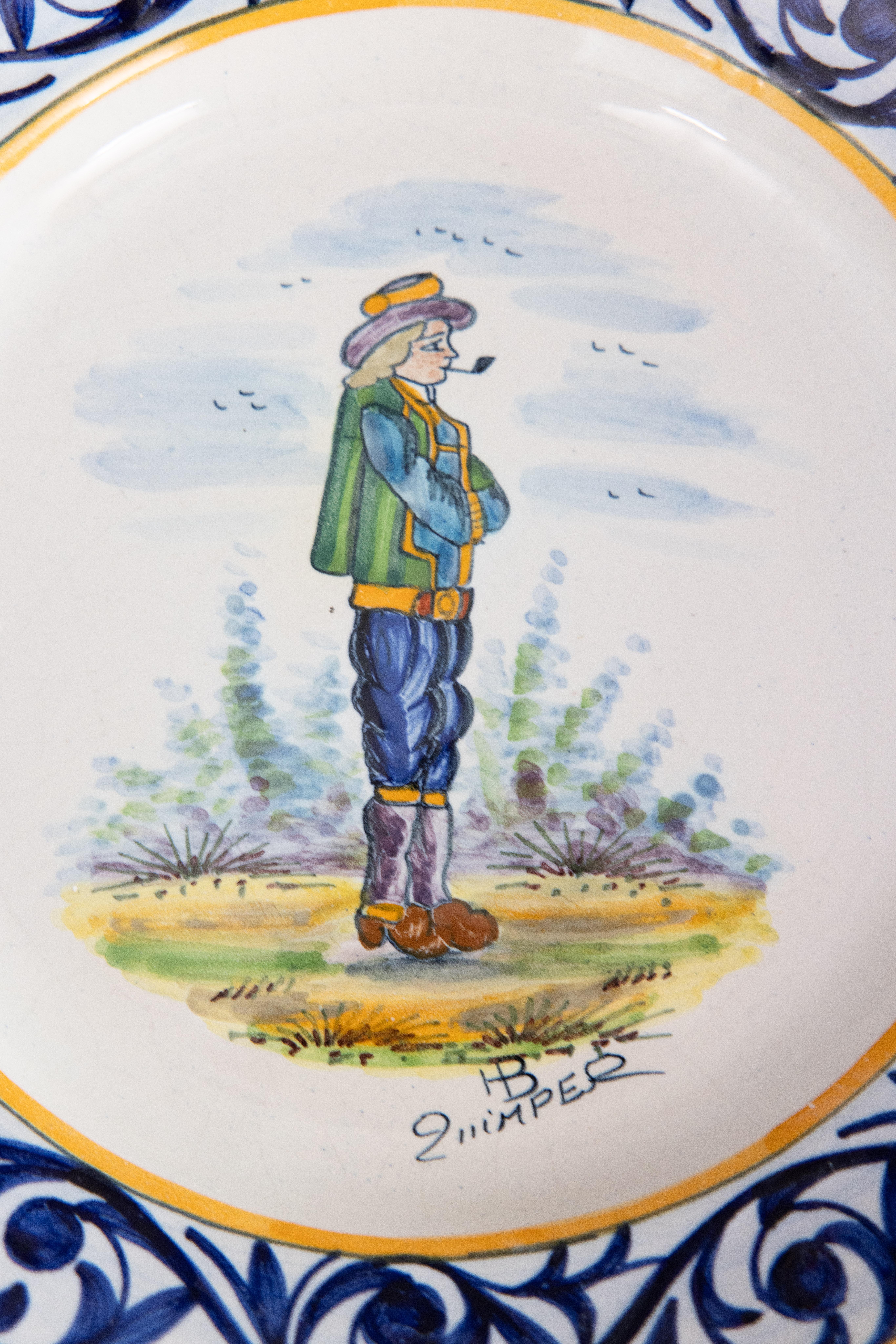 Français Paire d'assiettes Quimper en faïence française ancienne, vers 1920 en vente