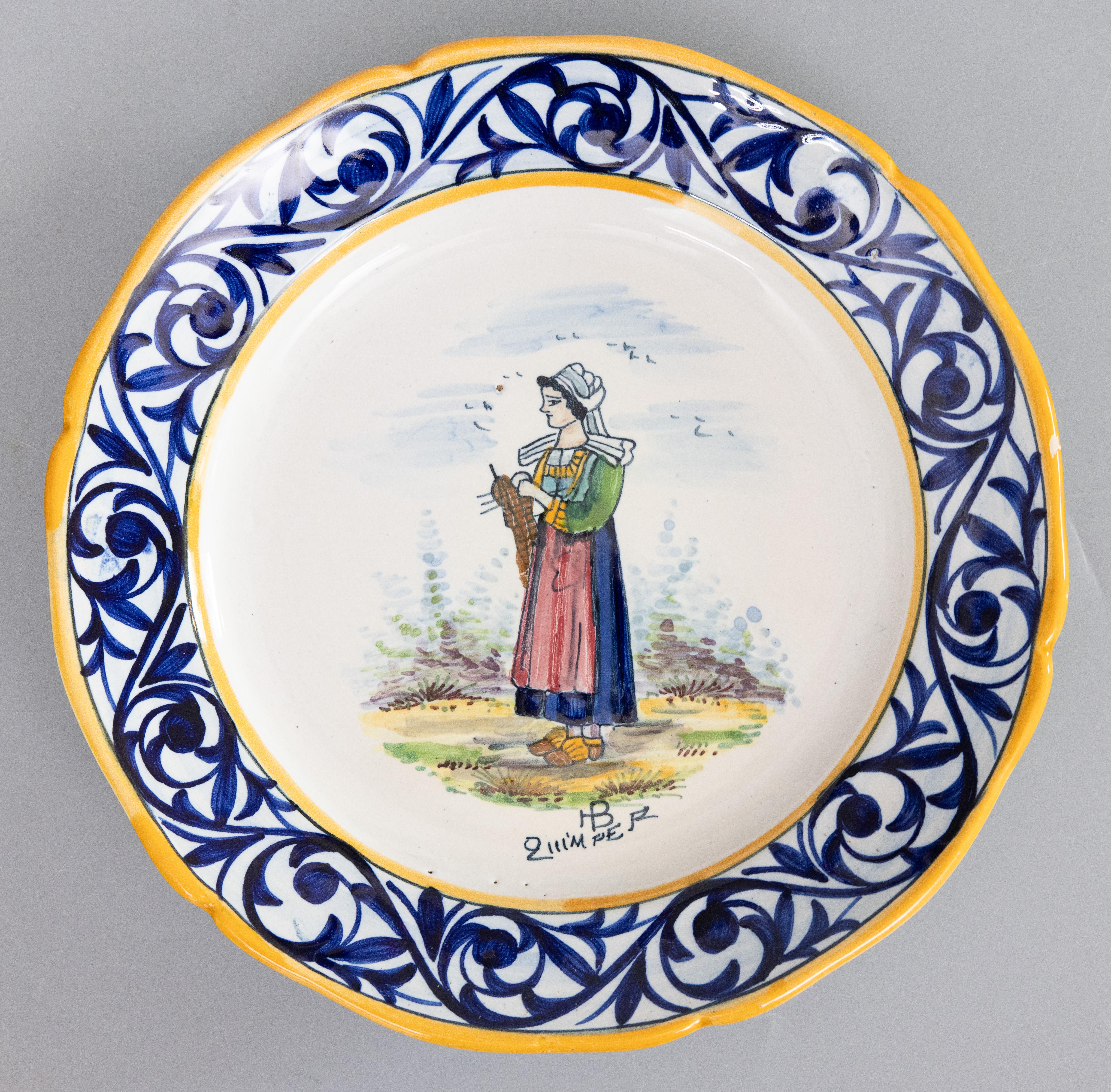 Paire d'assiettes Quimper en faïence française ancienne, vers 1920 Bon état - En vente à Pearland, TX