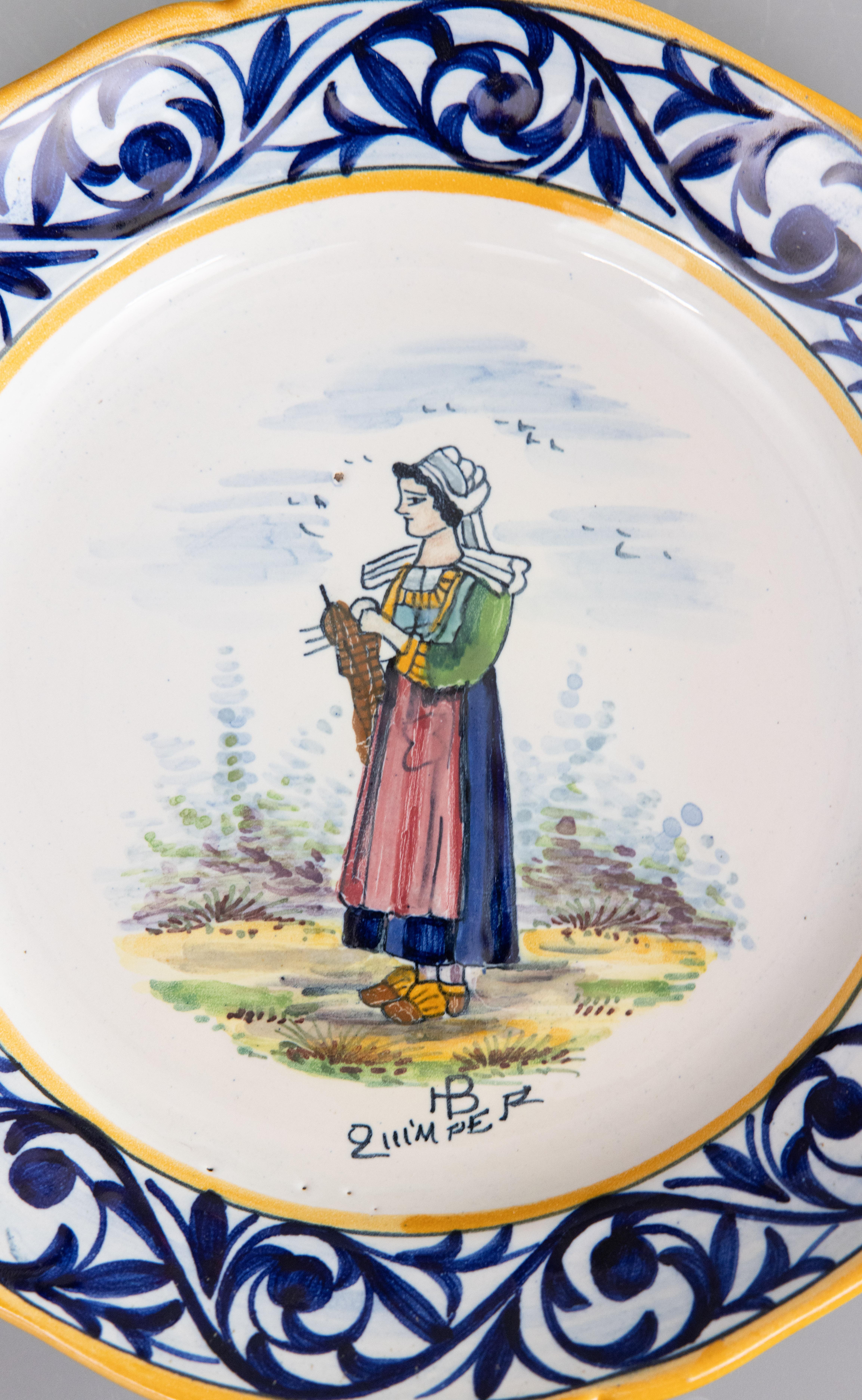 Début du 20ème siècle Paire d'assiettes Quimper en faïence française ancienne, vers 1920 en vente