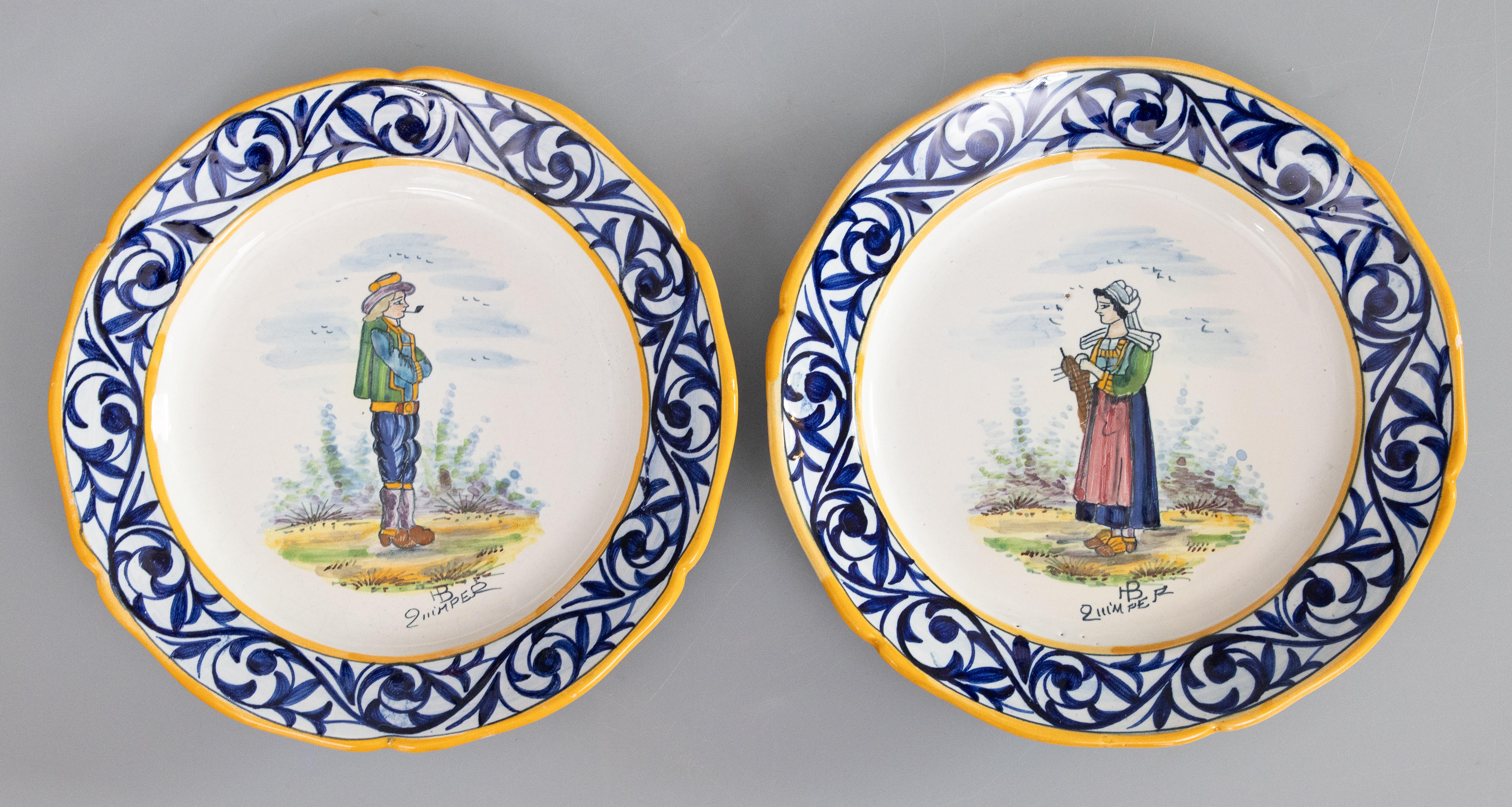 Paire d'assiettes Quimper en faïence française ancienne, vers 1920 en vente 2