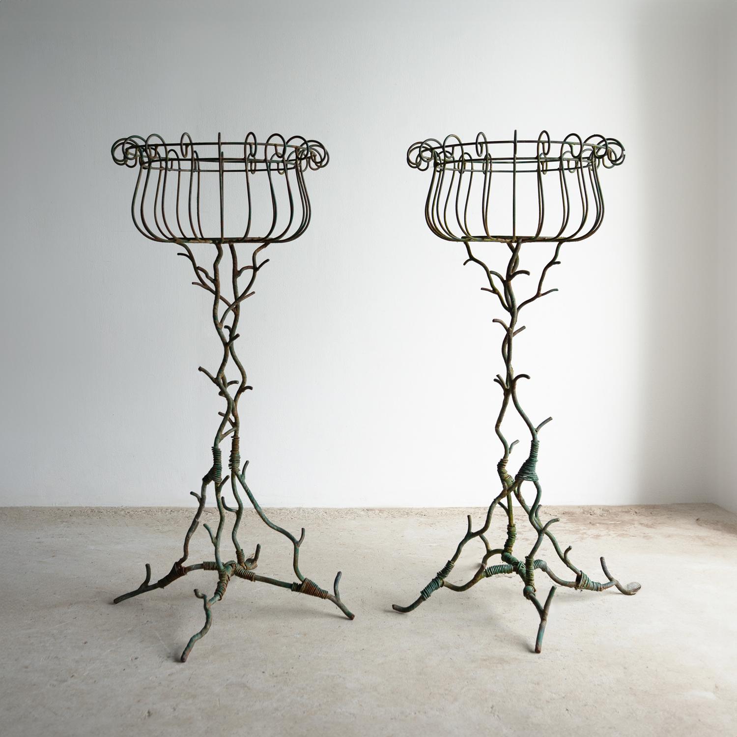 Par de Jardineras Francesas Antiguas de Hierro Forjado y Alambre de Faux Bois Metal en venta