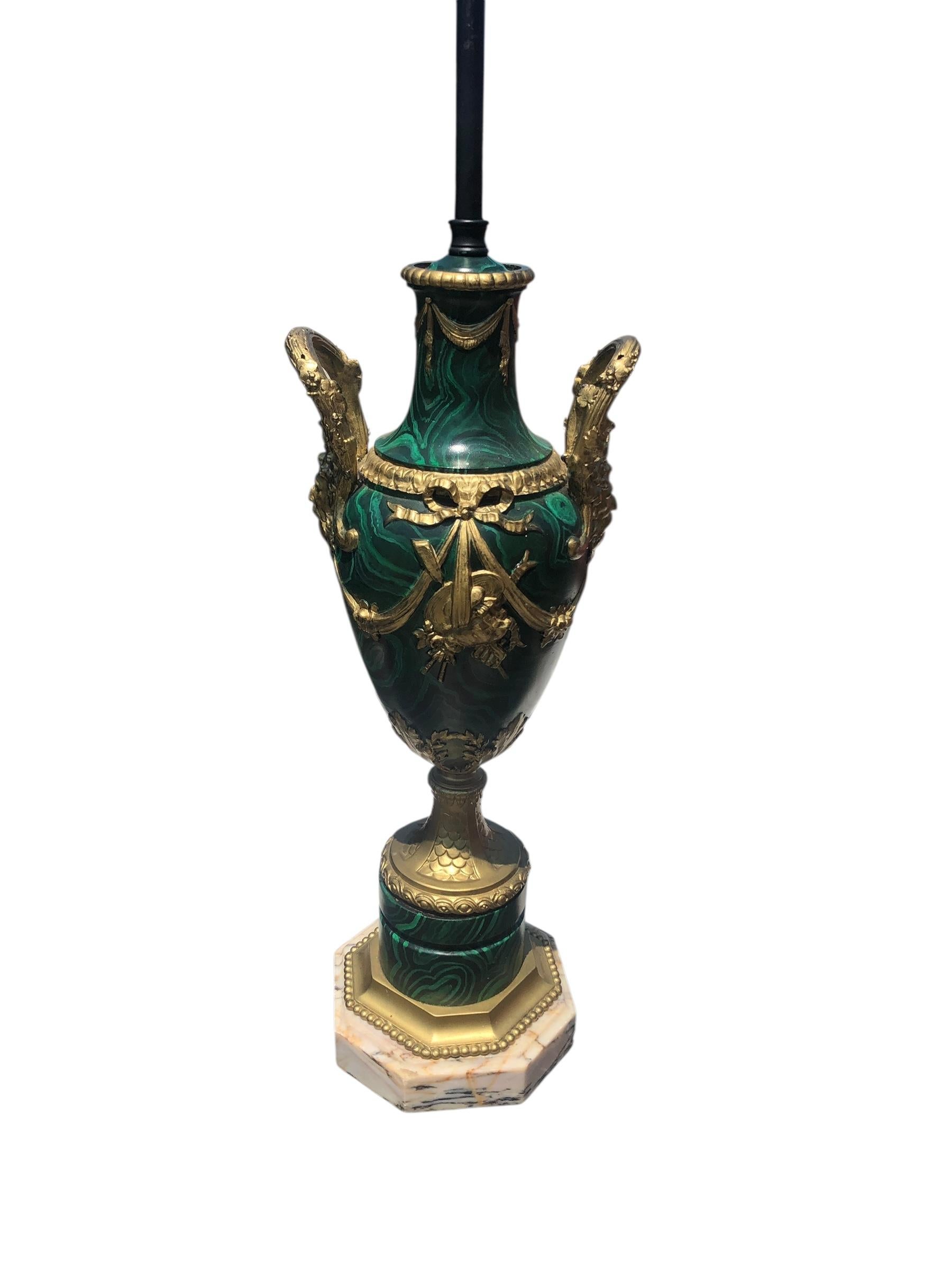 Coppia di lampade francesi antiche in finta malachite in vendita 3