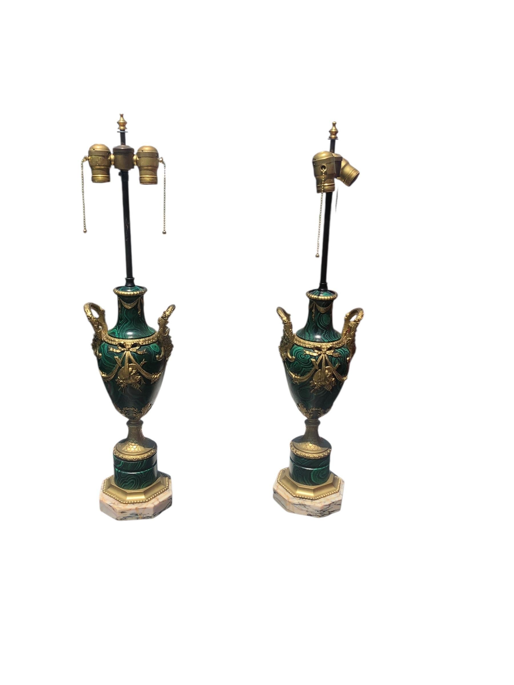 Coppia di lampade francesi antiche in finta malachite in vendita 4