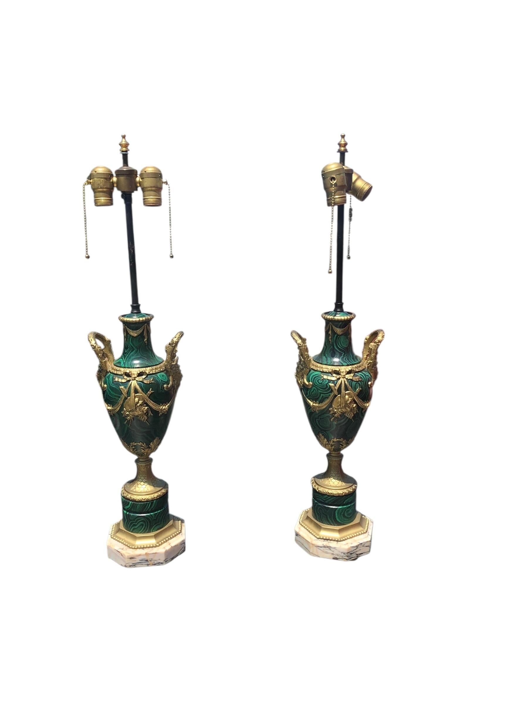 Coppia di lampade francesi antiche in finta malachite in vendita 5