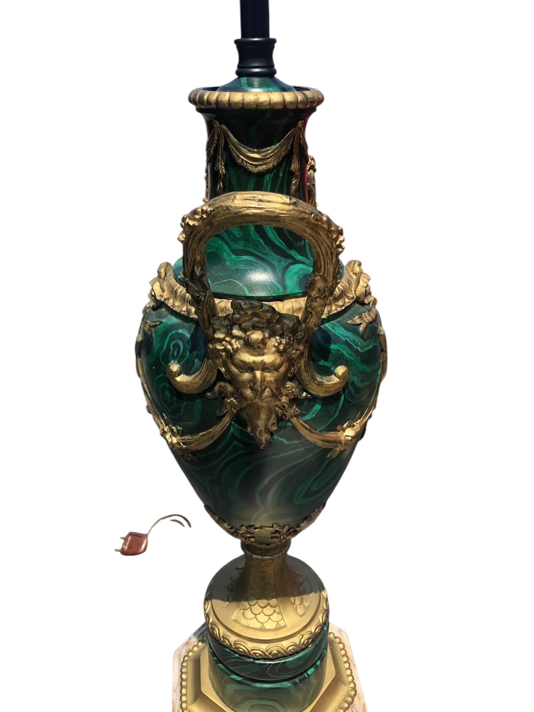 XX secolo Coppia di lampade francesi antiche in finta malachite in vendita