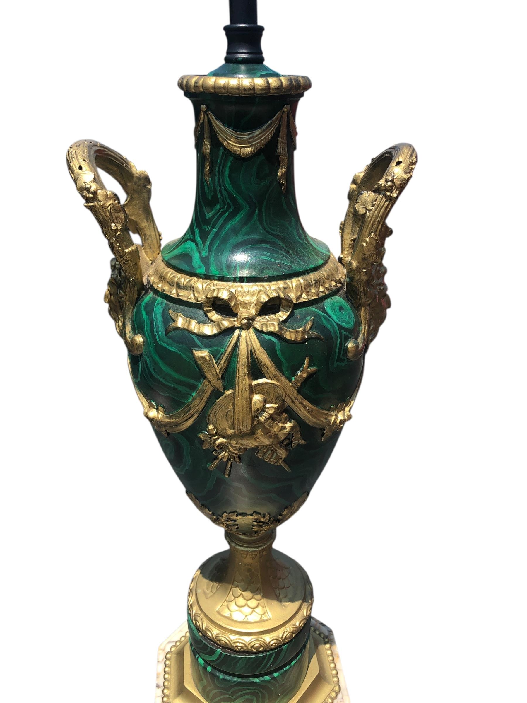 Metallo Coppia di lampade francesi antiche in finta malachite in vendita
