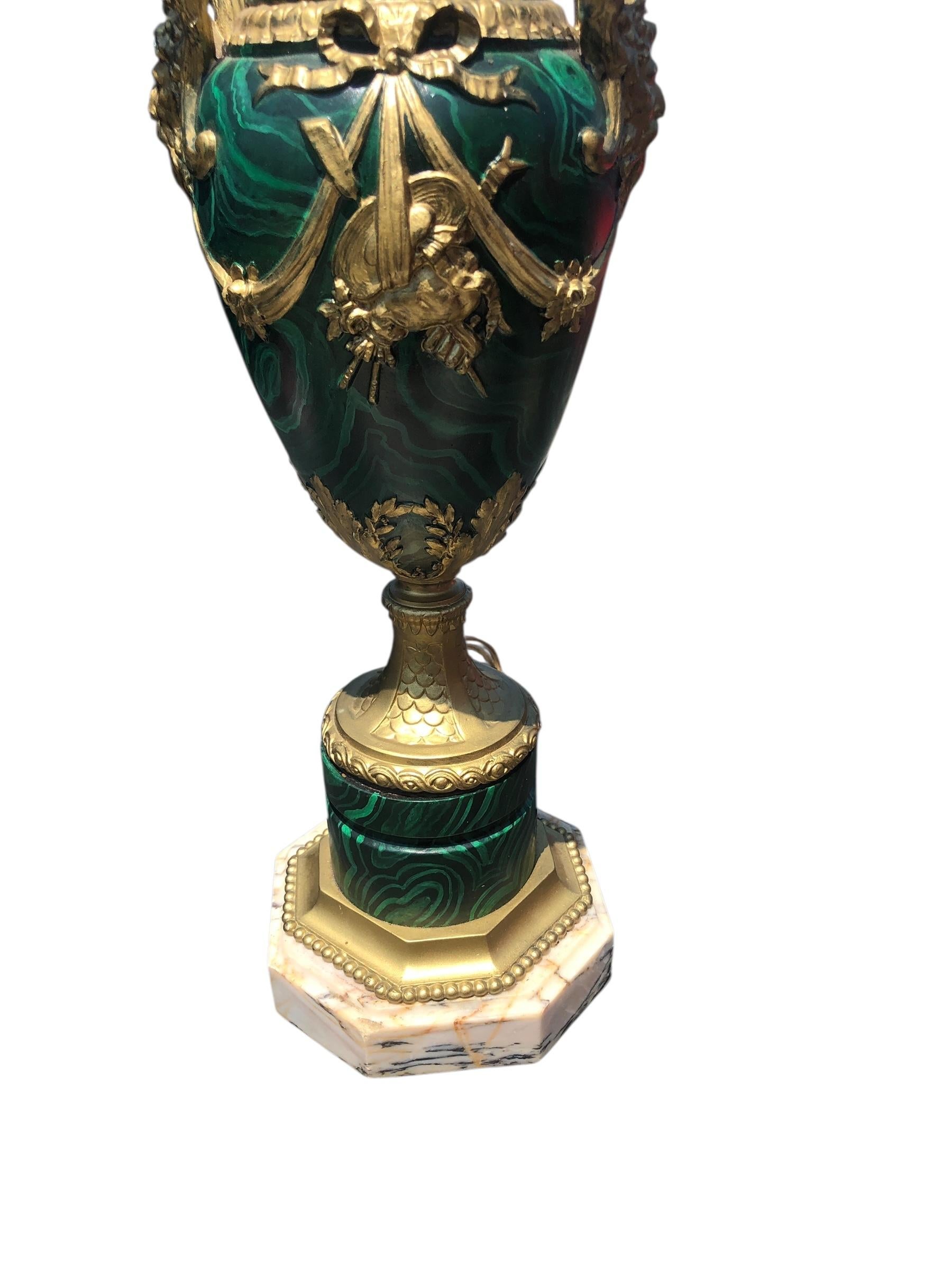 Coppia di lampade francesi antiche in finta malachite in vendita 1