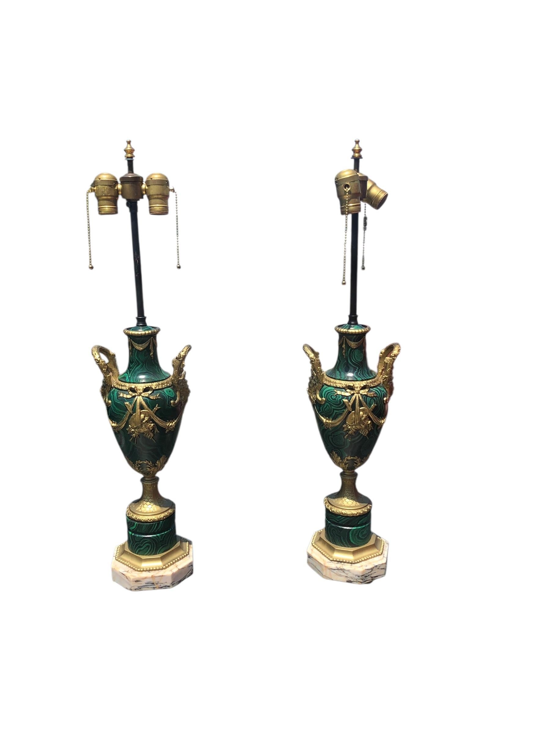 Coppia di lampade francesi antiche in finta malachite in vendita 2