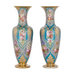 Paire de vases floraux français anciens en verre de Baccarat
