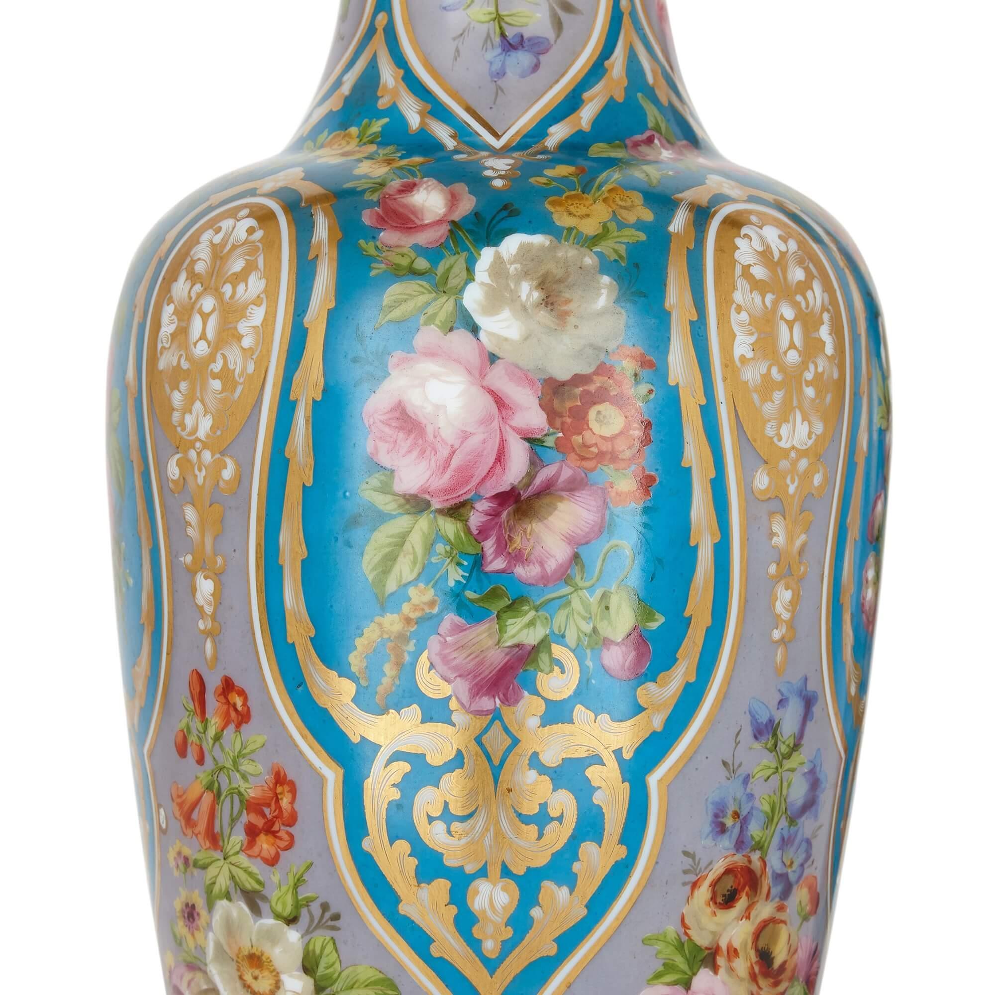 Paire de vases floraux français anciens en verre de Baccarat Bon état - En vente à London, GB