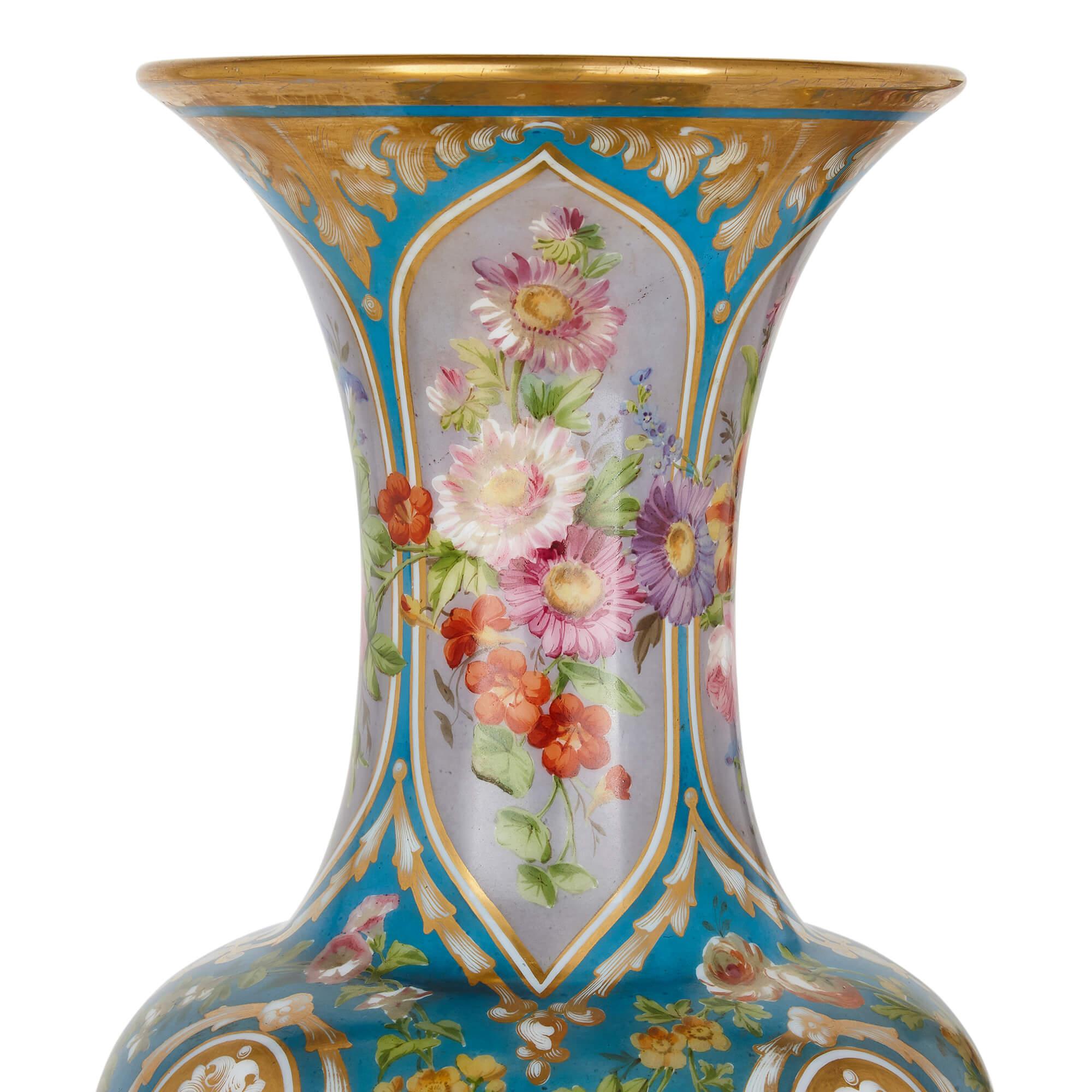 XIXe siècle Paire de vases floraux français anciens en verre de Baccarat en vente