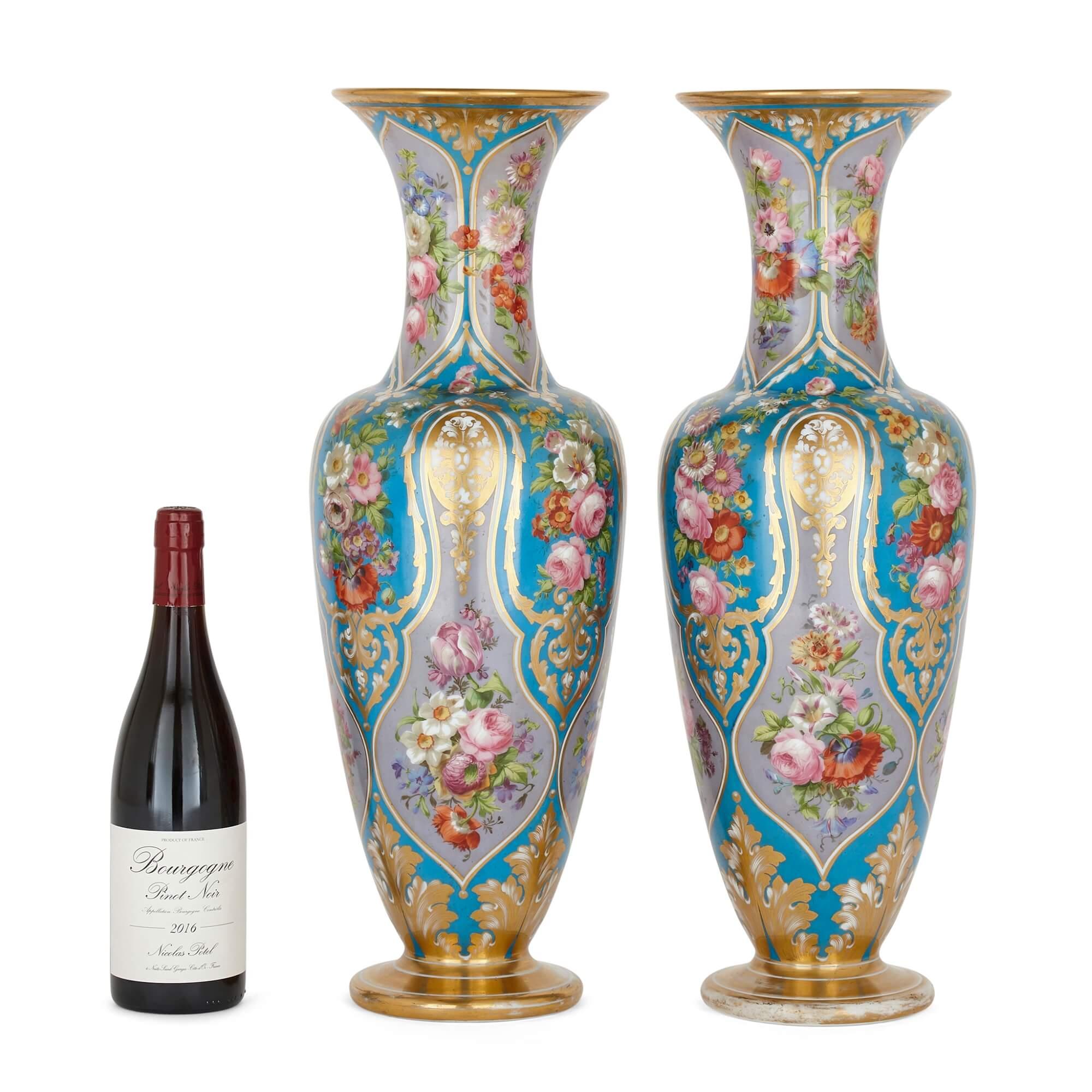 Verre Paire de vases floraux français anciens en verre de Baccarat en vente