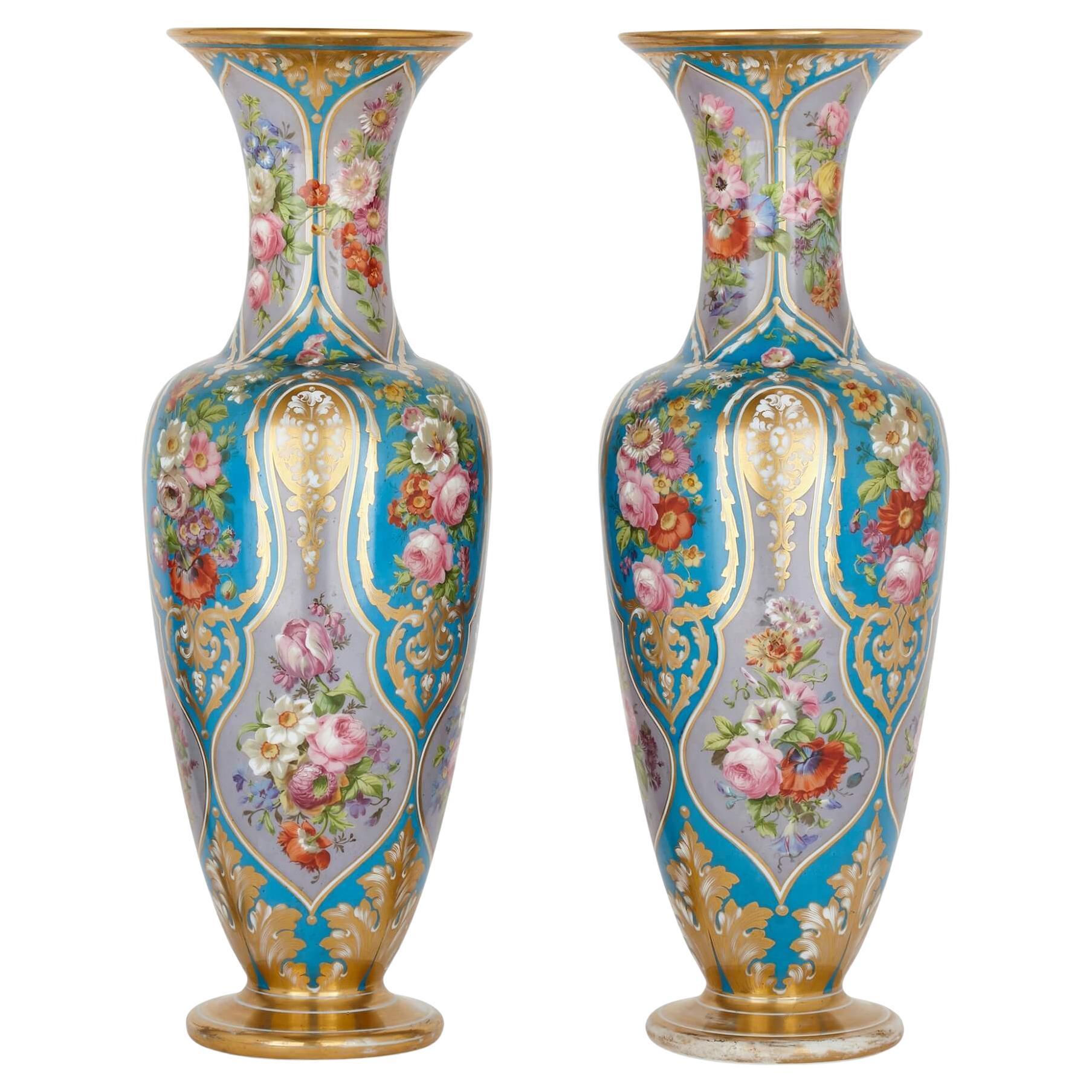 Paar antike französische Vasen aus geblümtem Glas mit Blumenmuster von Baccarat