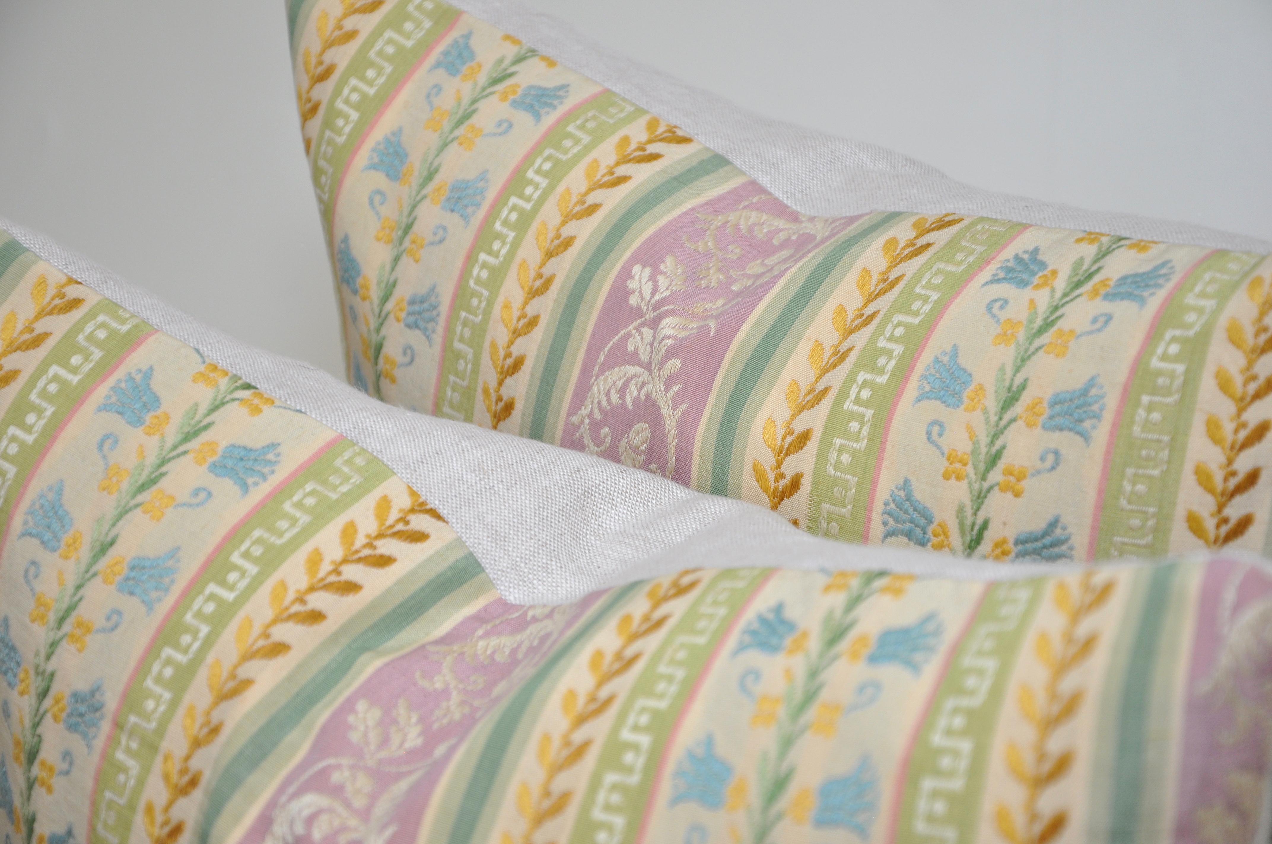Pair of Antique French Floral Pillow Cushions Backed in New Irish Linen (Rokoko) im Angebot