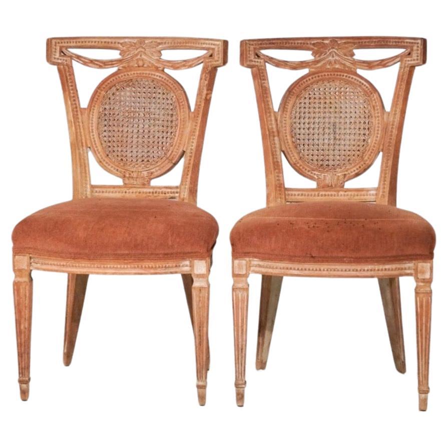 Pair of antique French fruitwood carved side chairs, 19th century en venta