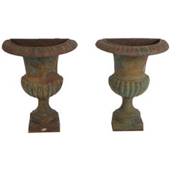 Pareja de Jardineras de Pared Acanaladas de Hierro Fundido Antique French Garden Half Round Urn Form