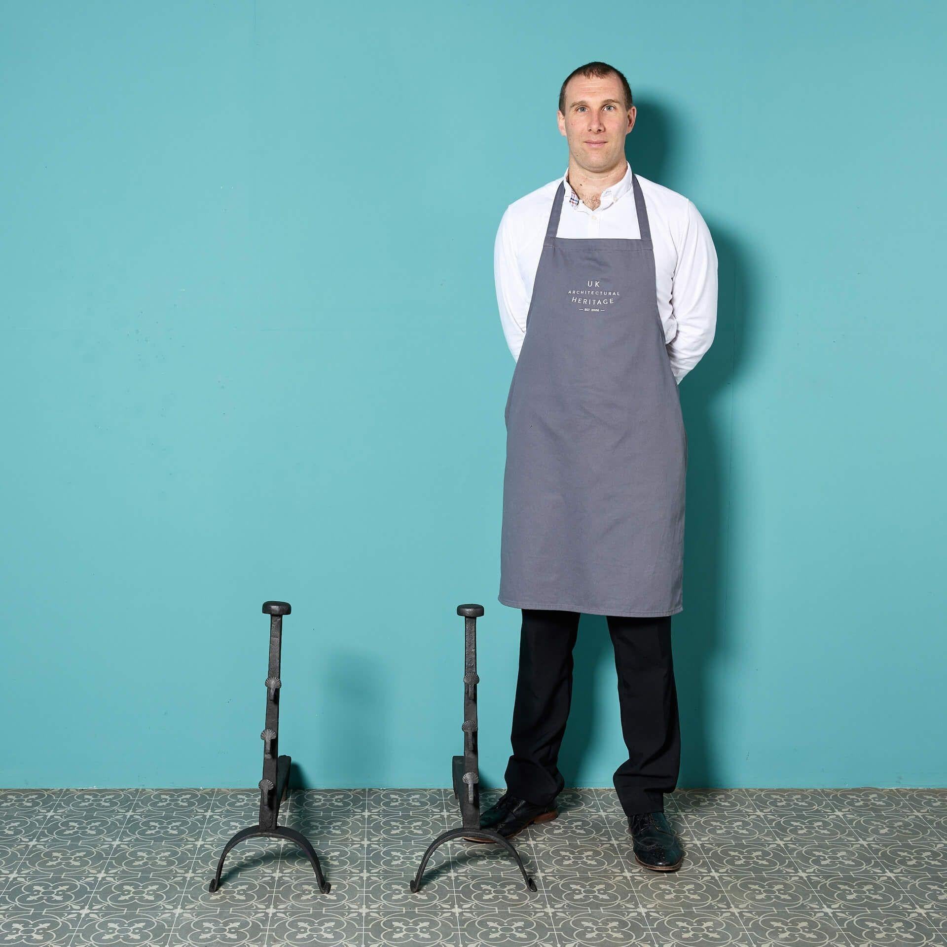 Ein elegantes Paar antiker französischer georgianischer Andirons, ex. Tucker Collection. Diese aus Schmiedeeisen handgefertigten Feuerhunde sind robust und langlebig und haben sich seit mehr als 240 Jahren bewährt. Sie haben jeweils drei attraktive,