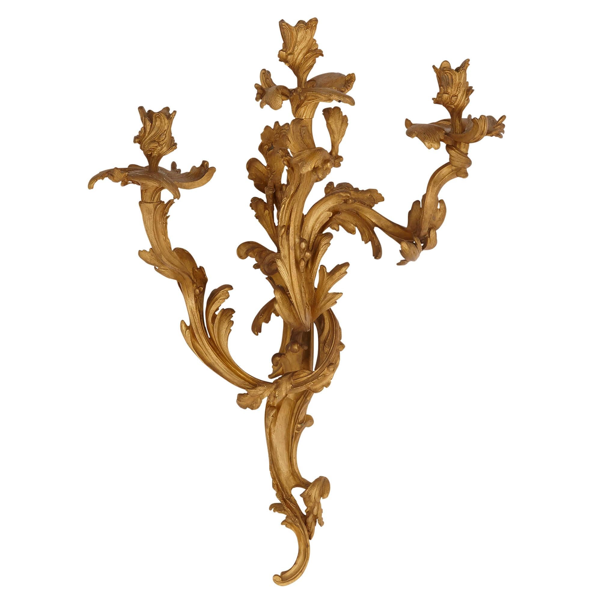 Baroque Paire d'appliques françaises anciennes en bronze doré de style baroque en vente