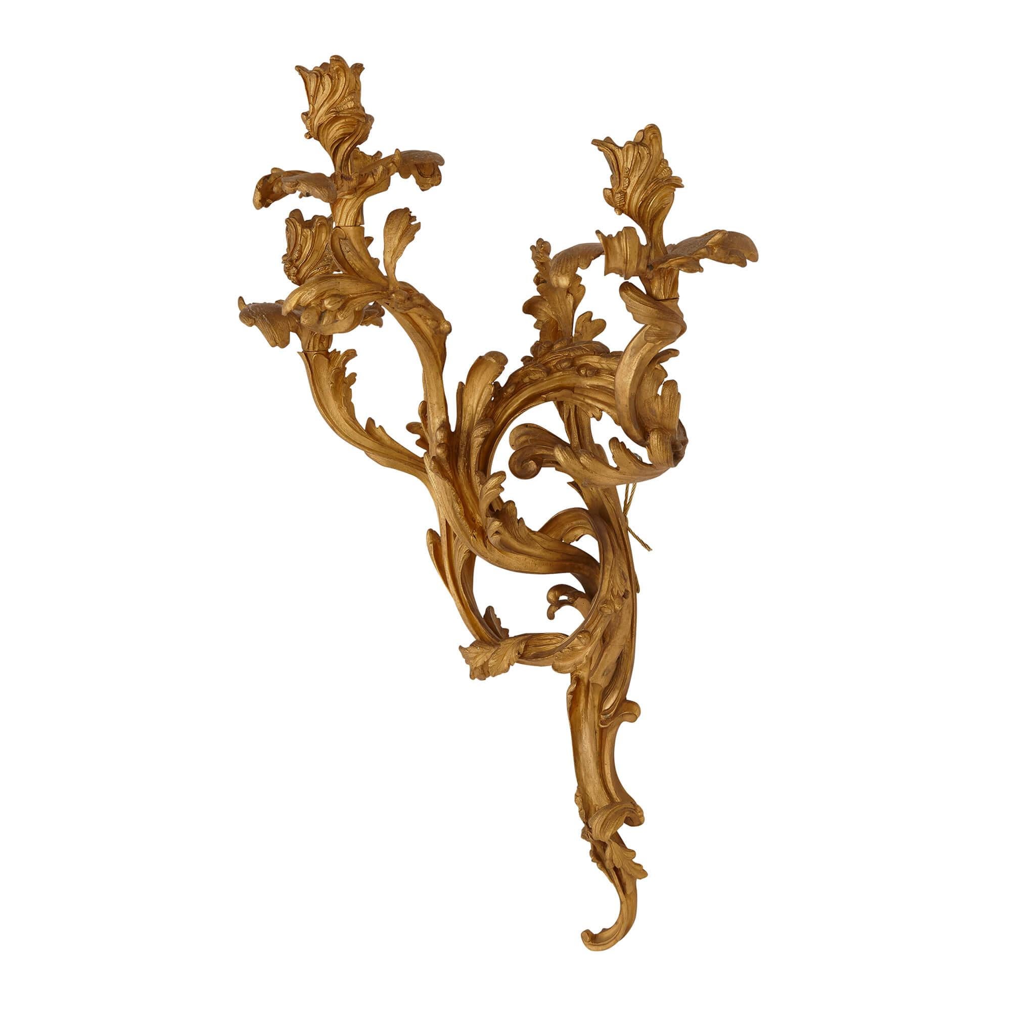 Français Paire d'appliques françaises anciennes en bronze doré de style baroque en vente