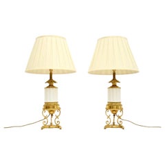 Coppia di lampade da tavolo francesi antiche in metallo dorato e ceramica