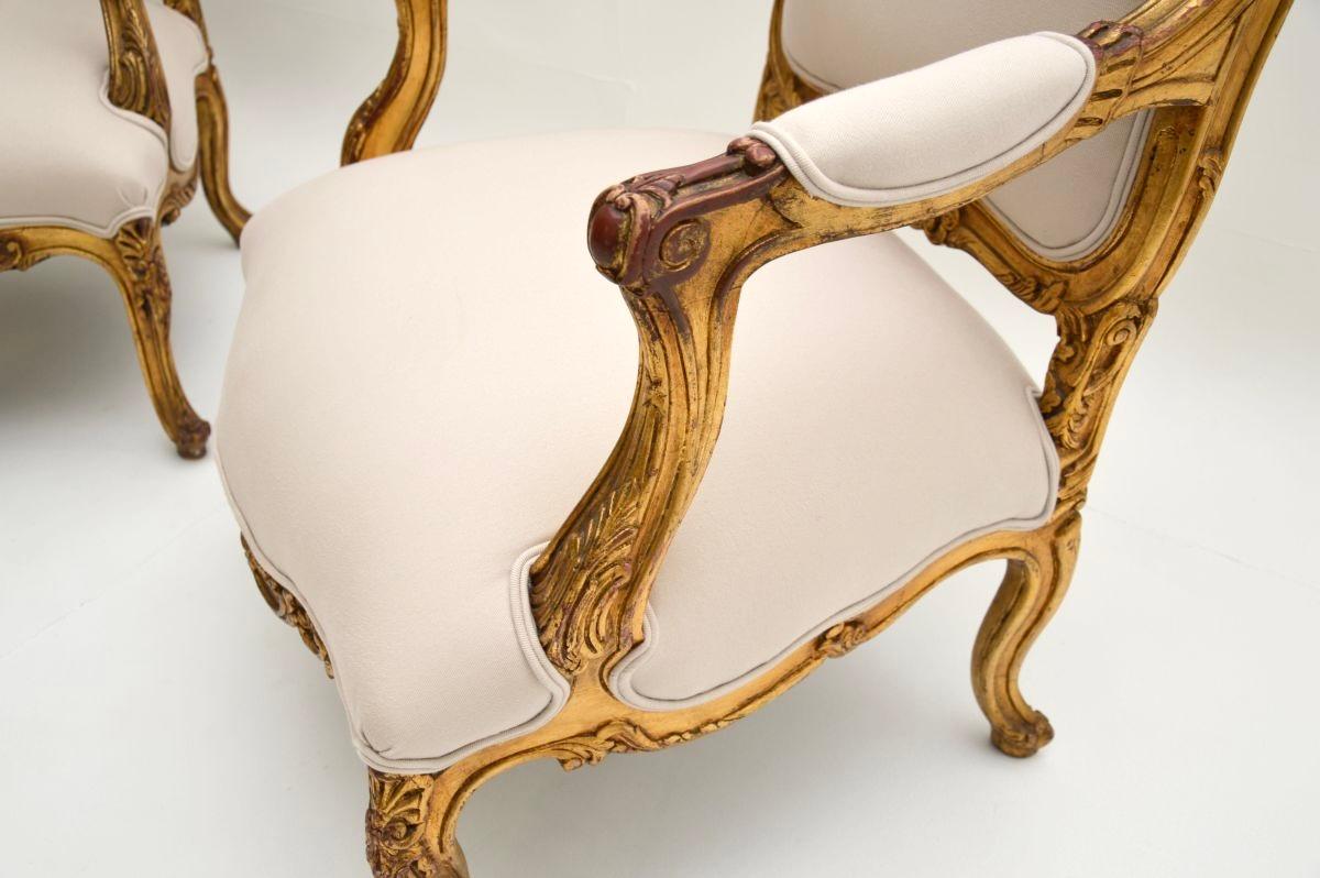 Paire de fauteuils anciens en bois doré français en vente 3