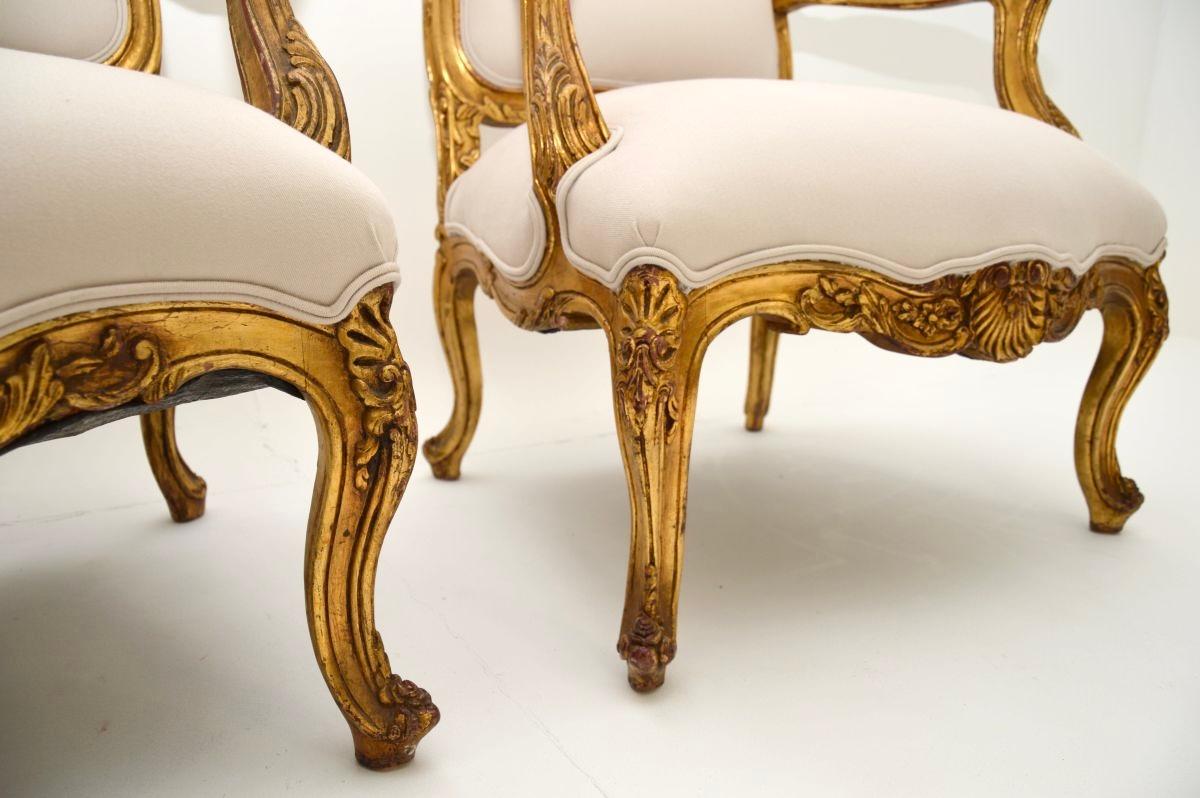 Paire de fauteuils anciens en bois doré français en vente 4