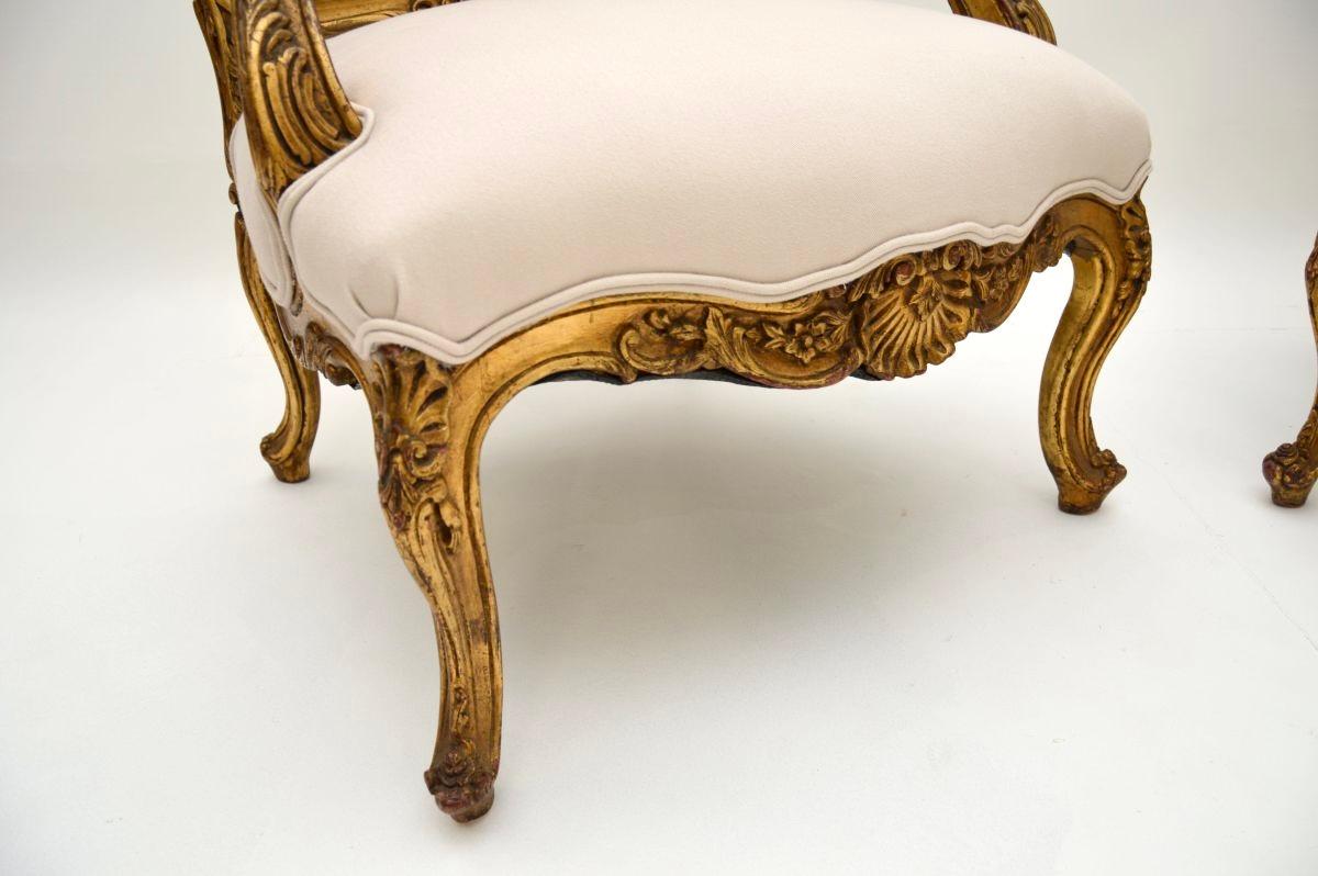 Paire de fauteuils anciens en bois doré français en vente 5