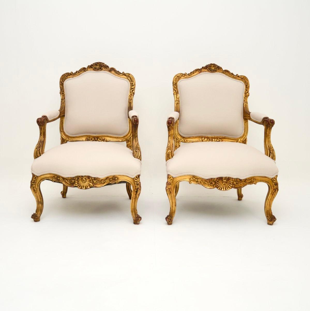 Une belle paire de fauteuils anciens en bois doré, datant des années 1930.

Ils sont de très bonne qualité et sont magnifiquement sculptés. Ils reposent sur de magnifiques pieds cabriole, sont abondamment sculptés de coquillages, de feuilles