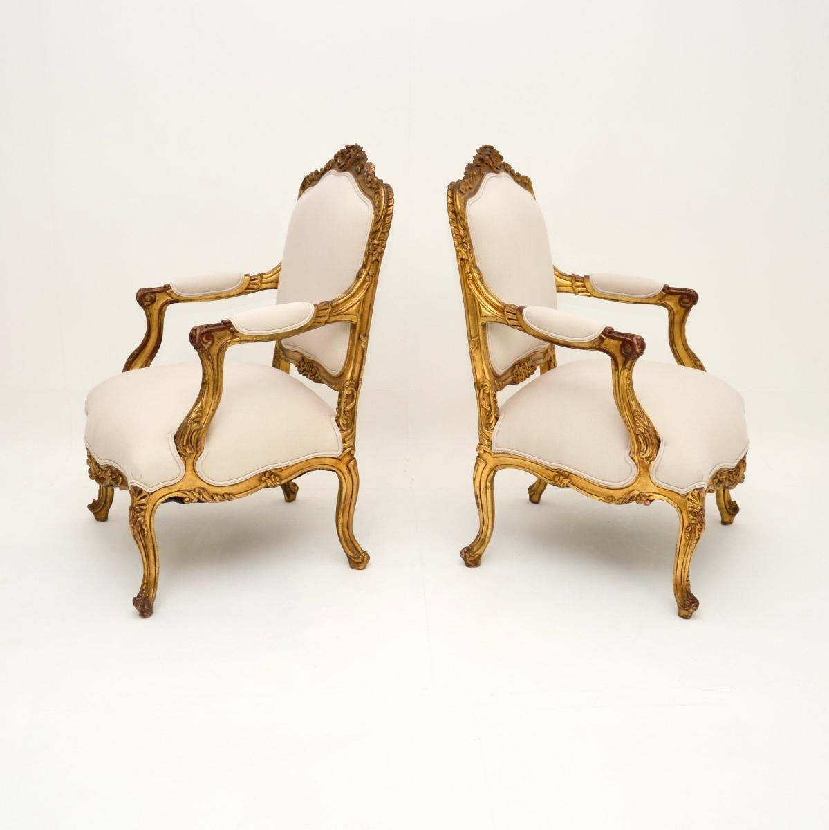 Louis XVI Paire de fauteuils anciens en bois doré français en vente