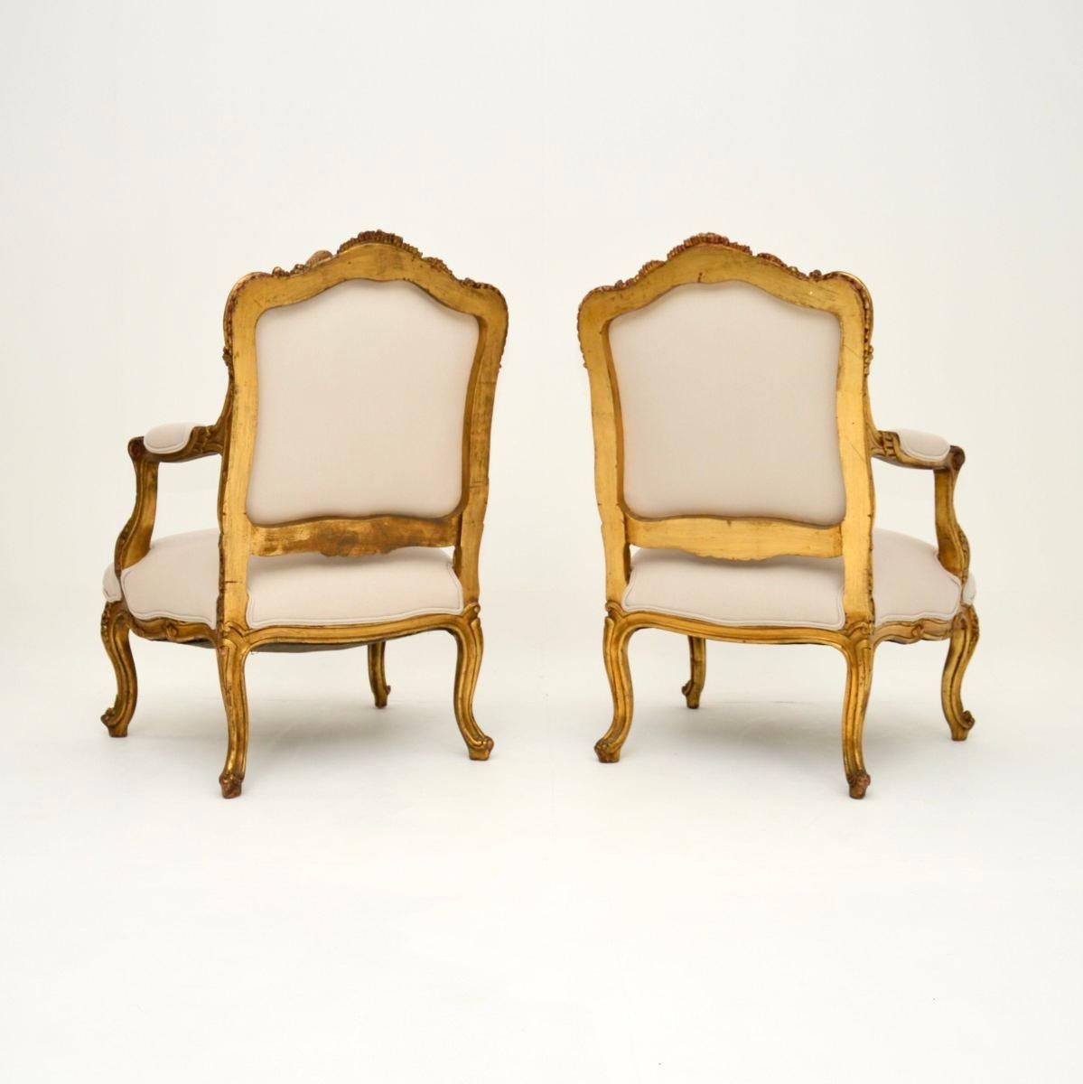Français Paire de fauteuils anciens en bois doré français en vente