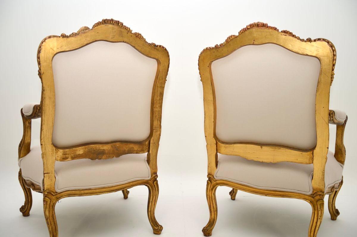 Paire de fauteuils anciens en bois doré français Bon état - En vente à London, GB