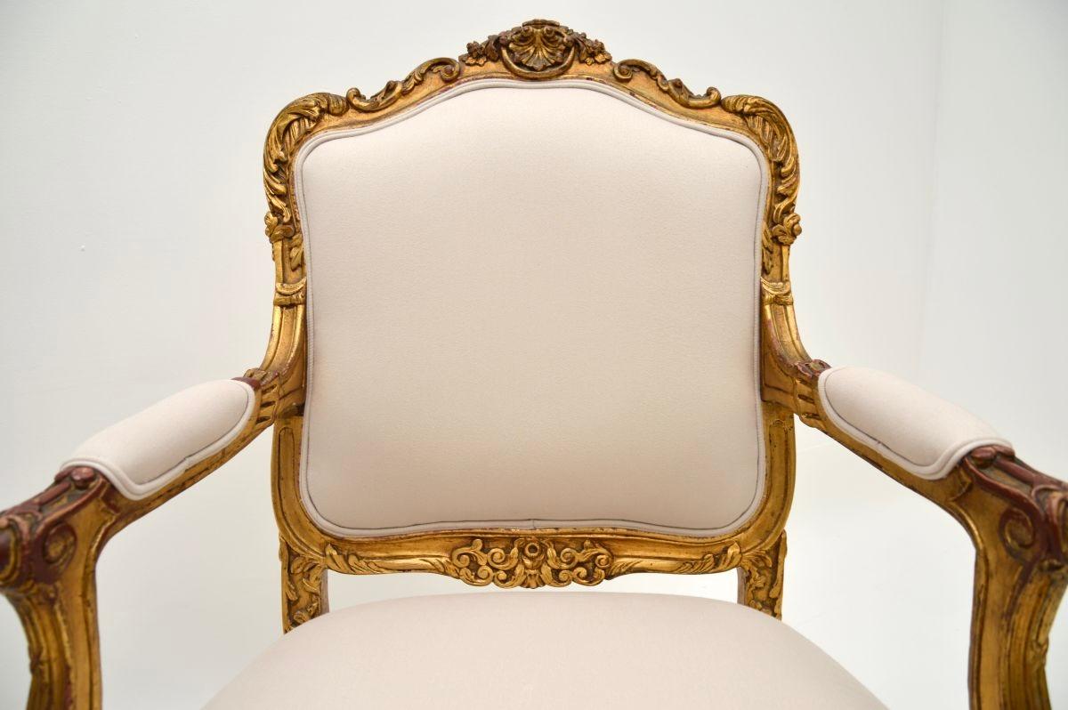 Milieu du XXe siècle Paire de fauteuils anciens en bois doré français en vente