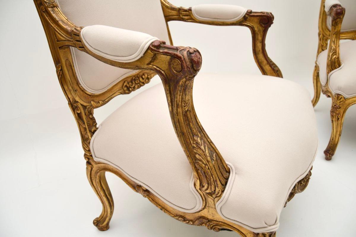 Paire de fauteuils anciens en bois doré français en vente 2