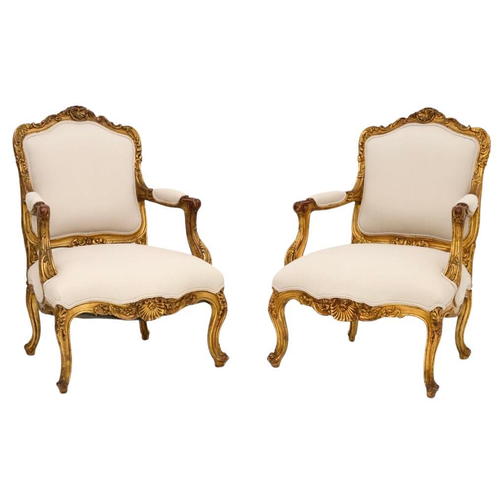 Paire de fauteuils anciens en bois doré français en vente