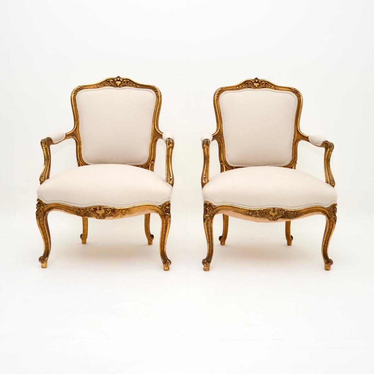 Preciosa pareja de antiguos sillones de salón franceses de madera dorada, que datan aproximadamente del periodo 1890-1910.

Son de una calidad soberbia, con una talla magnífica en toda la pieza. Se asientan sobre maravillosas patas cabriolé, hay una